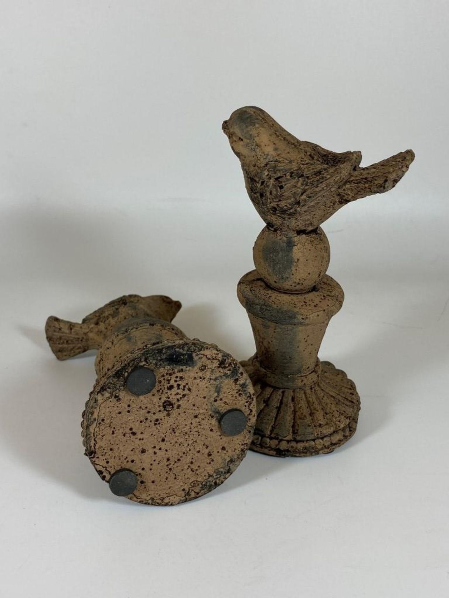 A PAIR OF DECORATIVE STONE BIRD FIGURES ON BASES, HEIGHT 16.5CM - Image 6 of 7