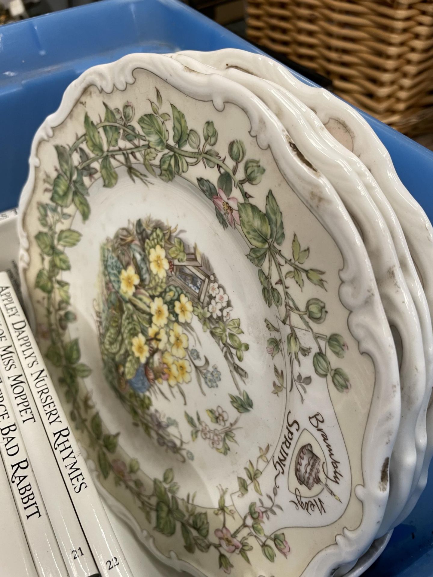 A GROUP OF BEATRIX POTTER BOOKS, PLATES AND FOUR BRAMBLEY HEDGE PLATES - Bild 3 aus 6