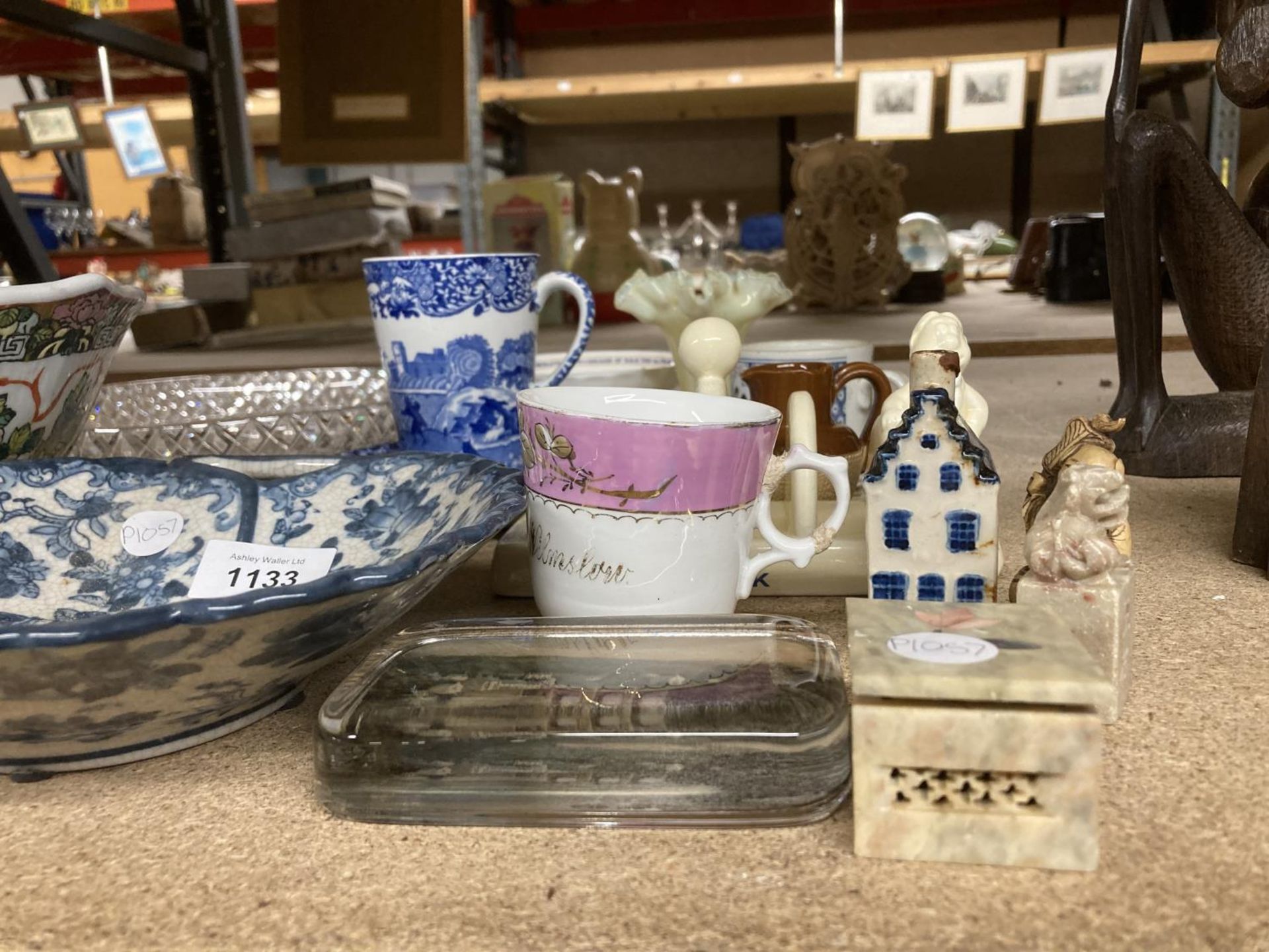 A MIXED LOT OF ITEMS, VASELINE GLASS VASE, ORIENTAL BOWL ETC - Image 3 of 5