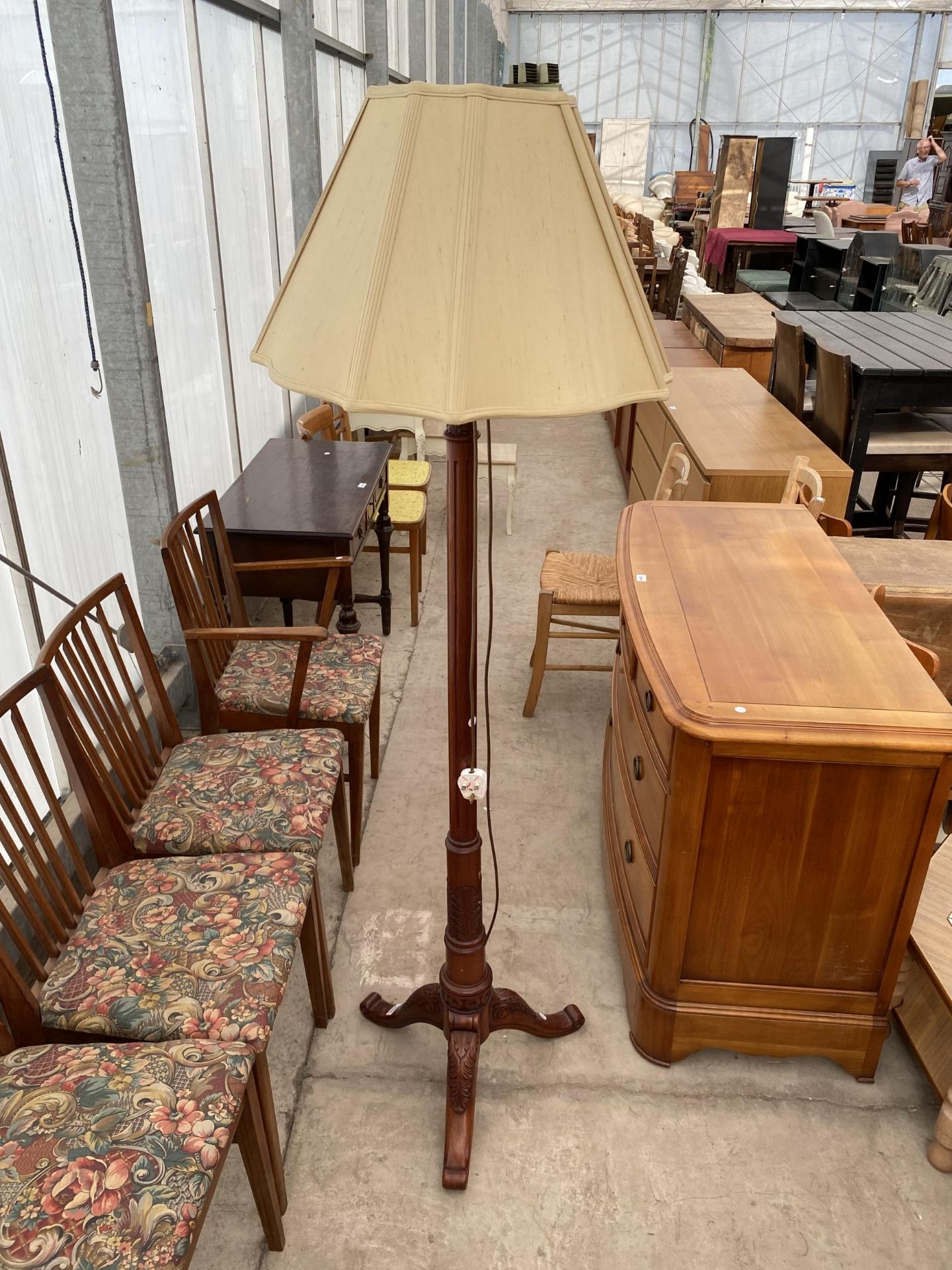 A VICTORIAN STYLE STANDARD LAMP ON TRIPOD BASE WITH TURNED AND FLUTED COLUMN, COMPLETE WITH SHADE