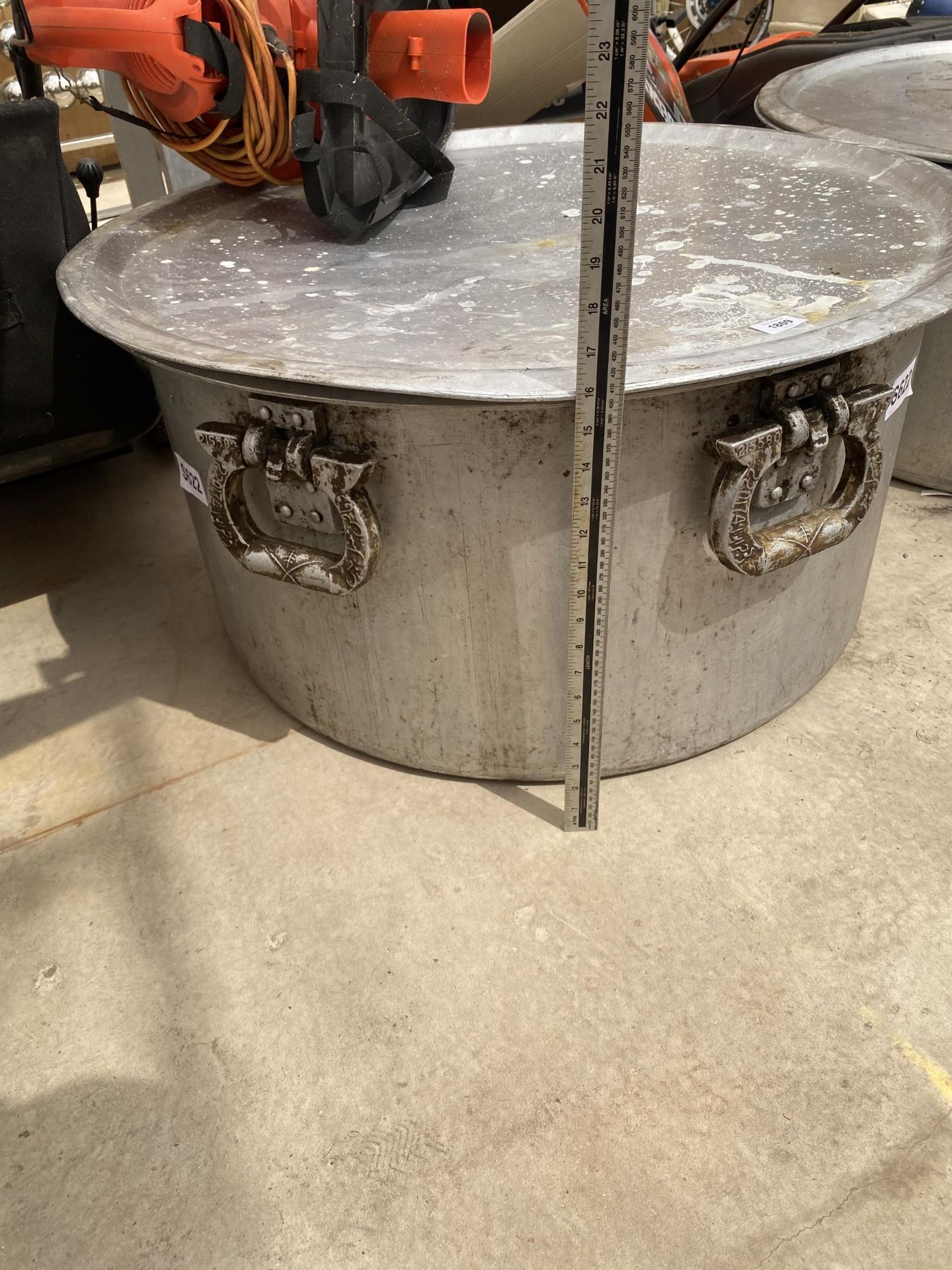 A VERY LARGE STAINLESS STEEL COOKING POT WITH LID - Image 3 of 3