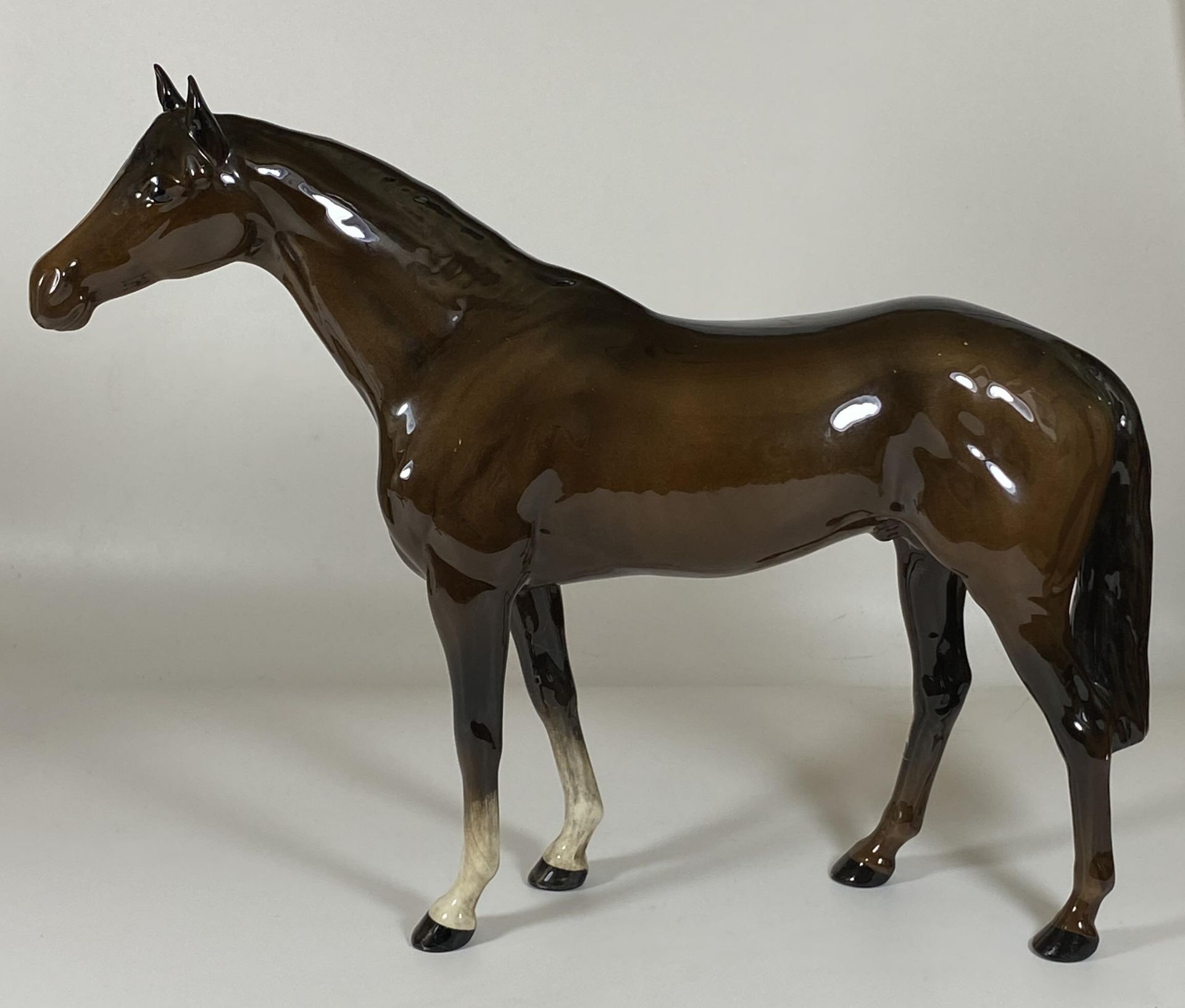 A LARGE BESWICK HUNTER RACEHORSE '1564' BROWN GLOSS HORSE FIGURE, HEIGHT 29CM