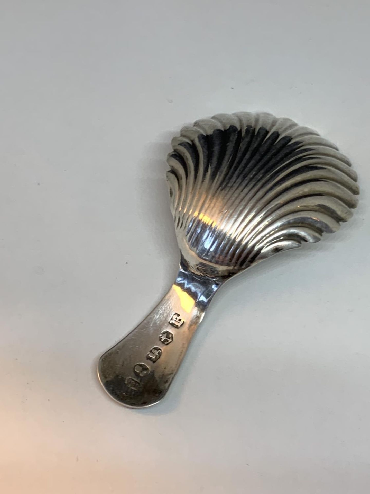 A HALLMARKED BIRMINGHAM SILVER TEA CADDY SPOON - Image 2 of 3