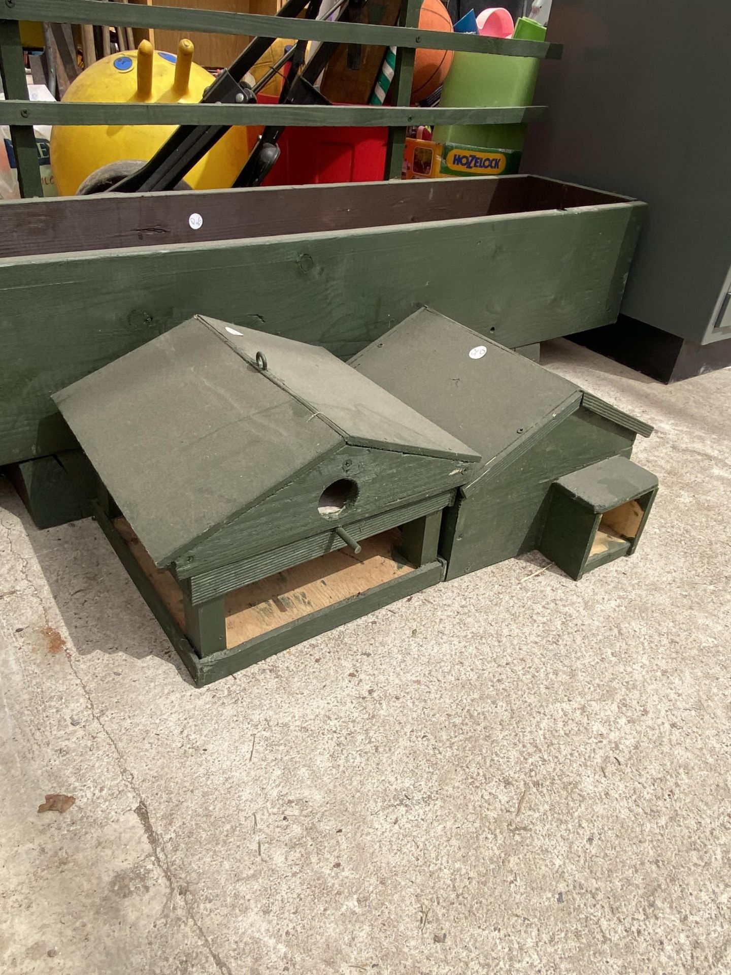 A WOODEN PLANT TROUGH WITH TRELIS BACK, A HEDGEHOG HOUSE AND A HANGING BIRD TABLE/ BIRD BOX - Bild 2 aus 2