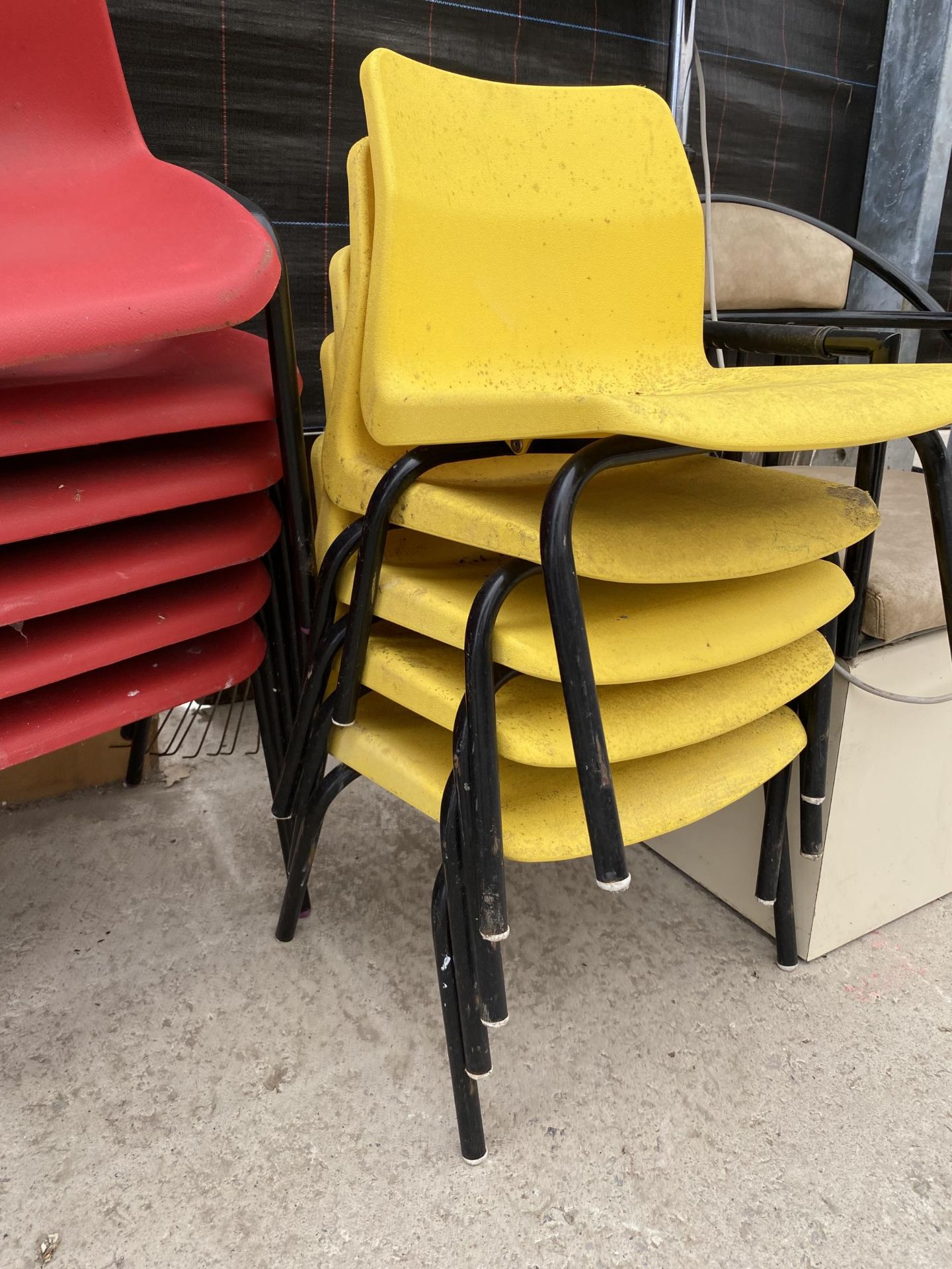 A LARGE QUANTITY OF CHILDRENS STACKING CHAIRS - Bild 3 aus 3