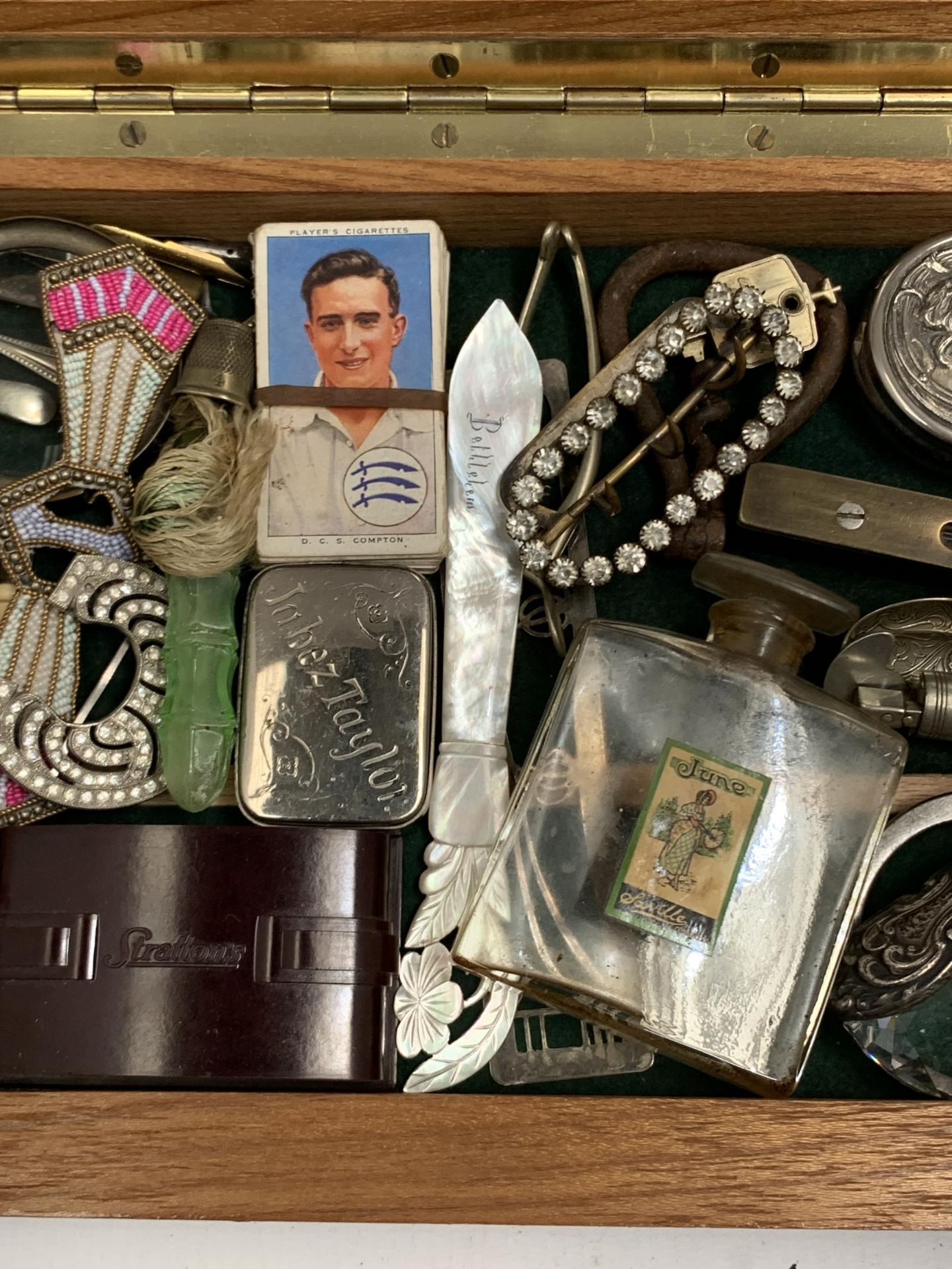 A GLASS AND WOODEN DISPLAY CASE CONTAINING ASSORTED COLLECTABLES - Image 3 of 5