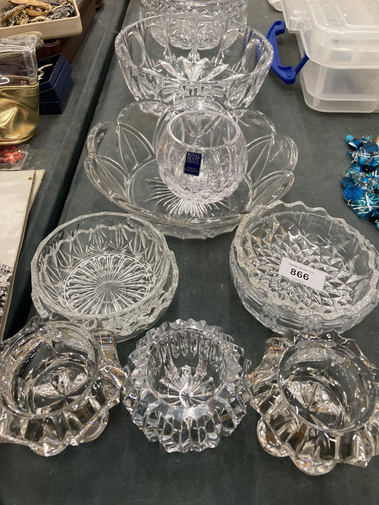 A QUANTITY OF GLASSWARE TO INCLUDE BOWLS, DESSERT DISHES, TEA LIGHT HOLDERS, ETC - Bild 3 aus 4