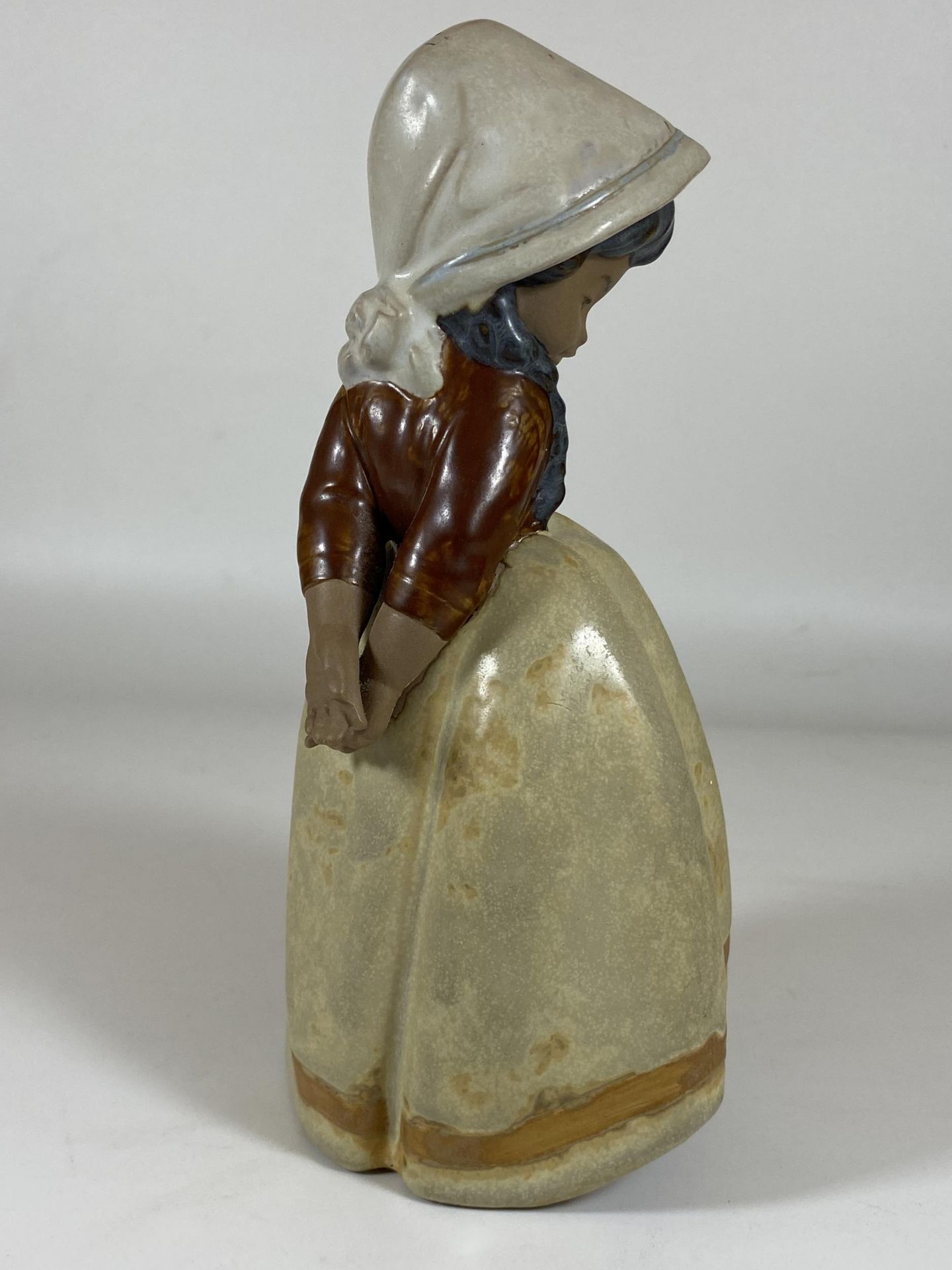 A LLADRO GRES MATT 2076 LONELY DUTCH GIRL RETIRED FIGURE, HEIGHT 21CM - Image 2 of 3