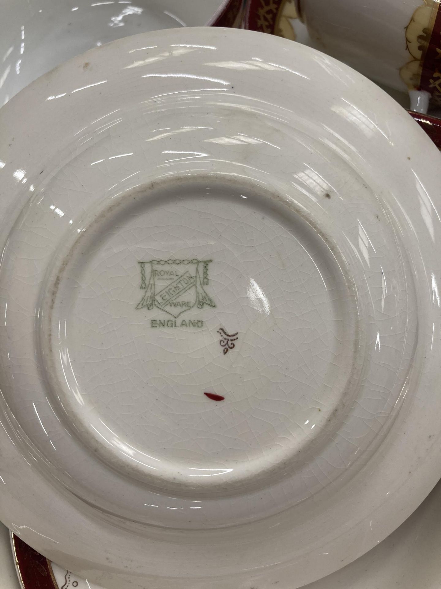 A LARGE ROYAL LEIGHTON VINTAGE PART DINNER SERVICE - Image 4 of 4