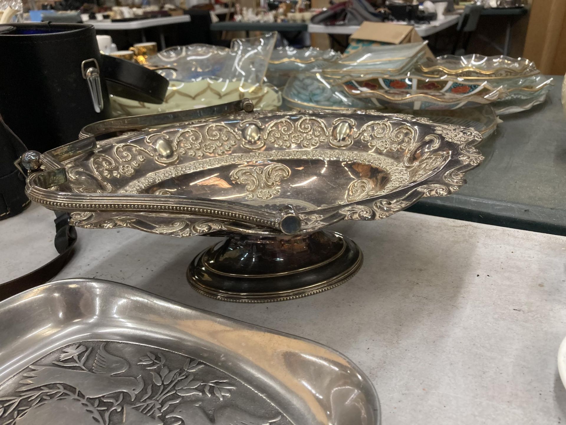 A SILVER PLATED BASKET BOWL WITH HANDLE, LOVE BIRDS TRAY AND A PEWTER BOWL - Image 2 of 3