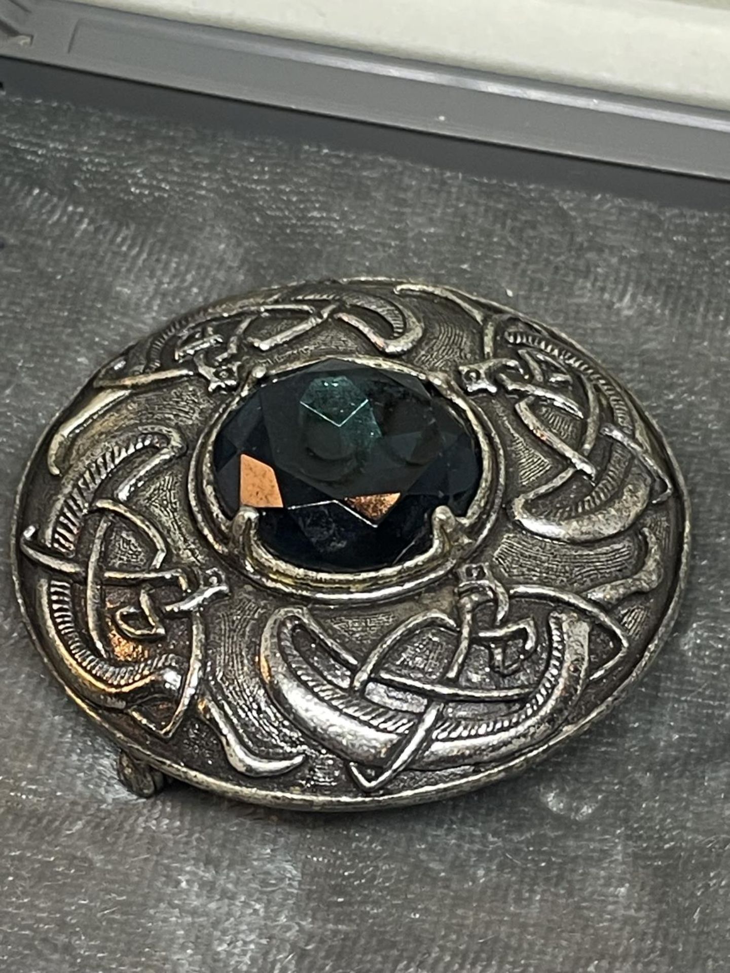 A CELTIC STYLE PEWTER BROOCH IN A PRESENTATION BOX - Image 2 of 4