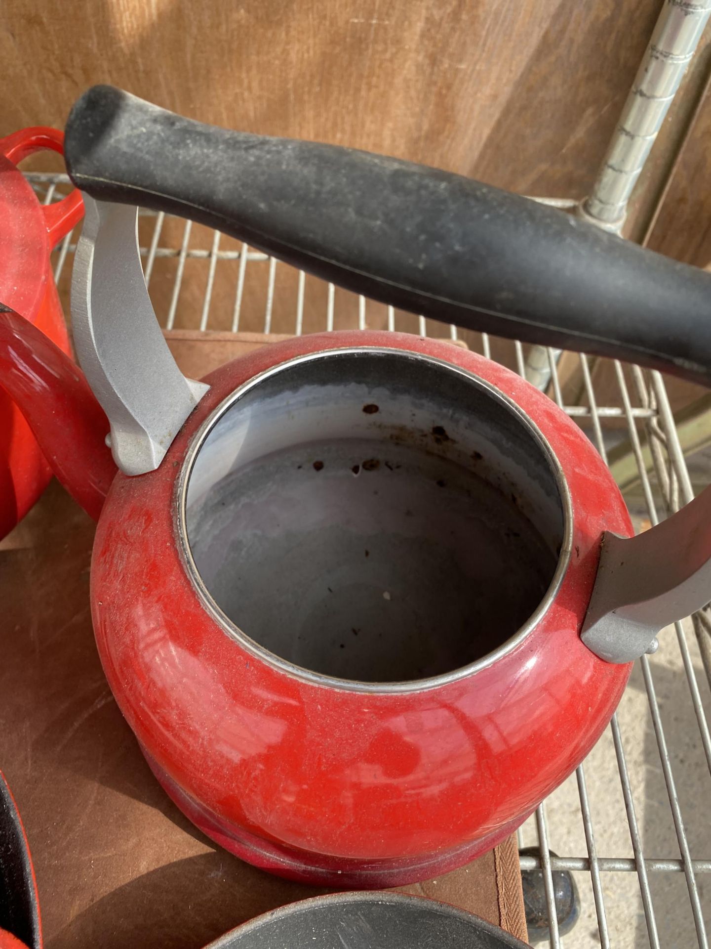 A RED LE CREUSET PAN SET WITH THREE CASAROLE DISHES, FOUR FRYING PANS AND A KETTLE - Image 5 of 5