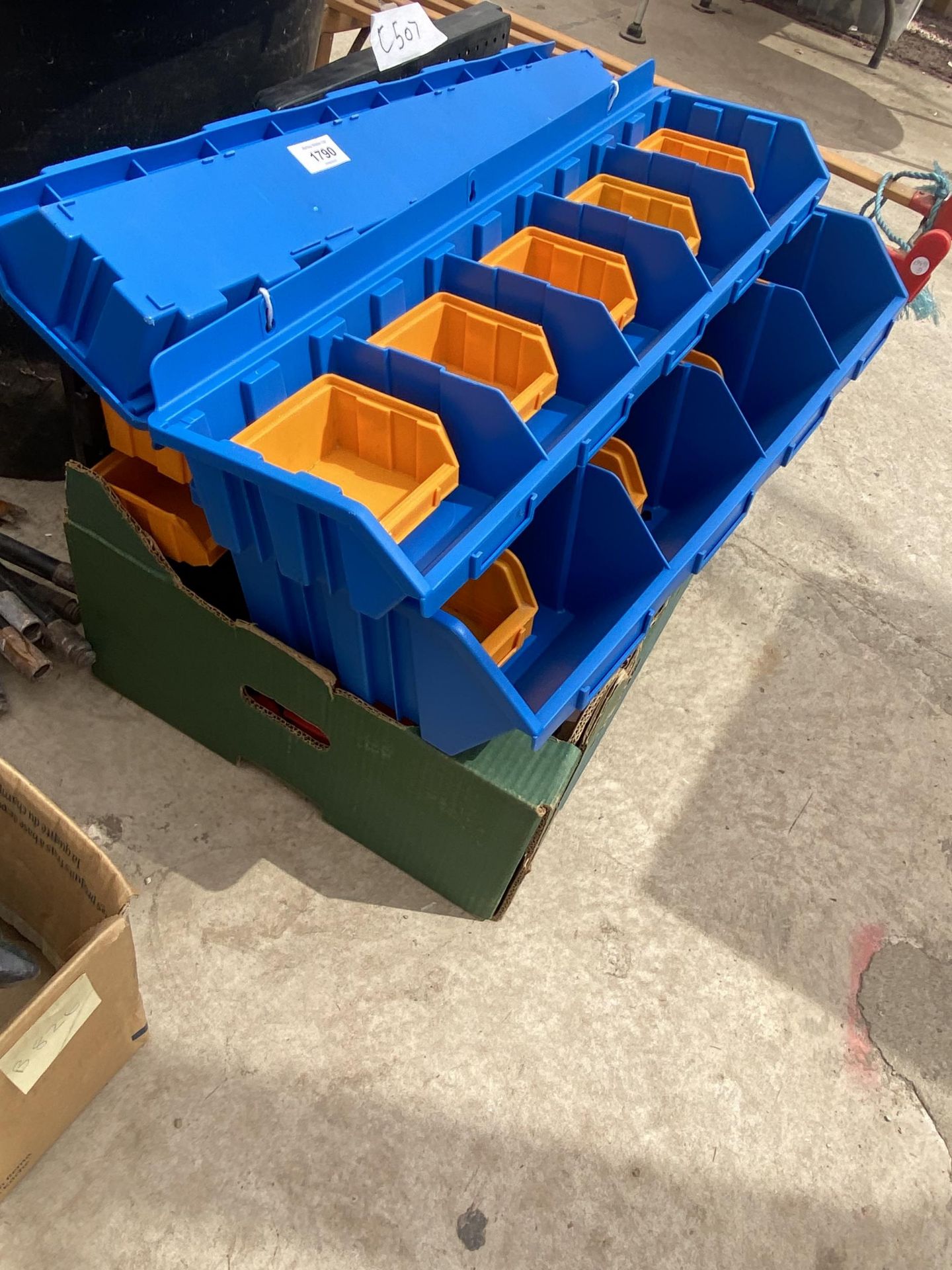 AN ASSORTMENT OF PLASTIC LIN BIN STORAGE BOXES AND RACKING - Bild 2 aus 2