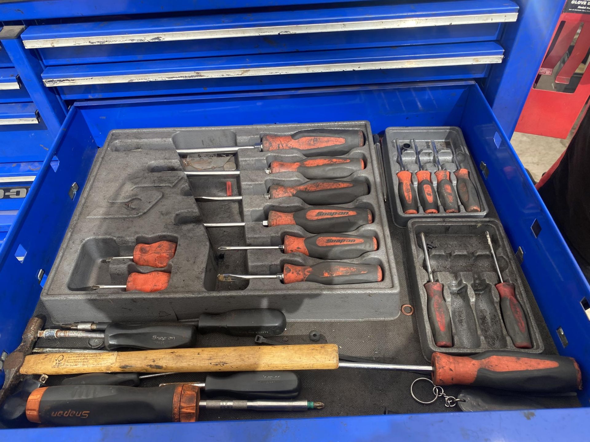 A LARGE TWENTY DRAWER FOUR WHEELED METAL SNAPON MECHANICS CHEST, FULL OF SNAP ON TOOLS TO INCLUDE - Image 7 of 27