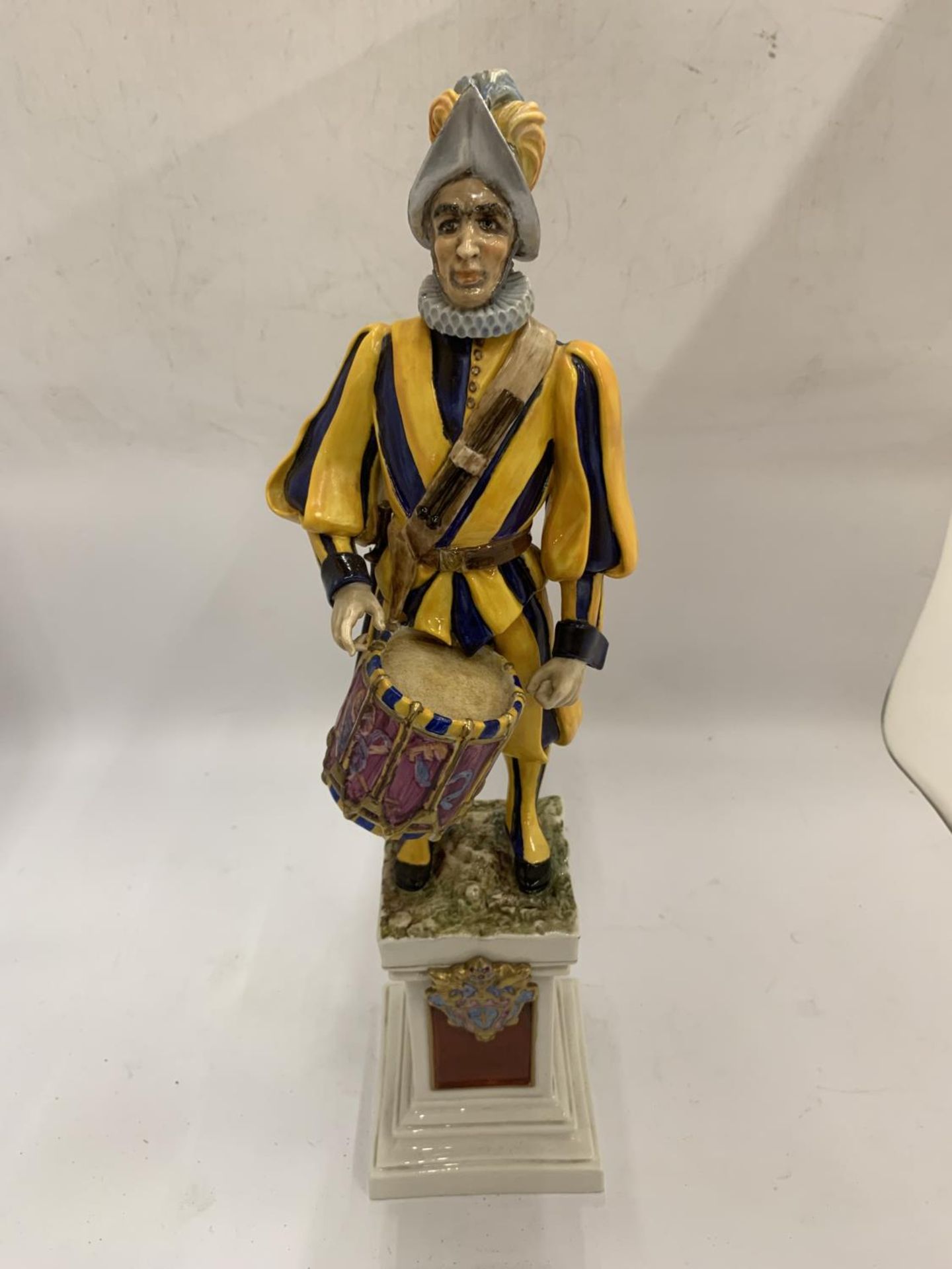 AN ITALIAN CERAMIC FIGURE OF A JESTER WITH SIGNATURE TO BASE HEIGHT 42CM