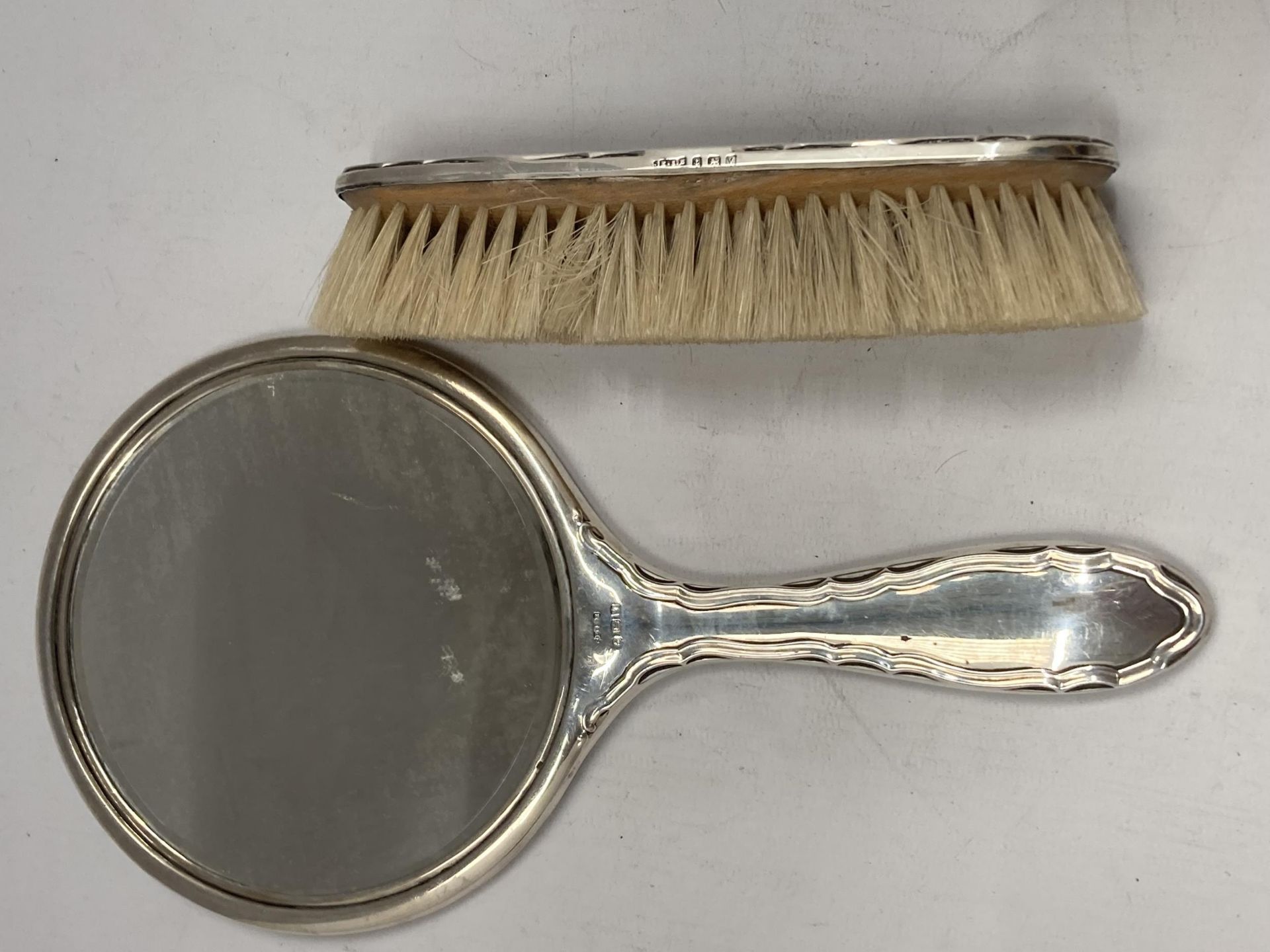 A HALLMARKED SILVER AND TORTOISESHELL EFFECT HAND MIRROR AND BRUSH - Image 2 of 3