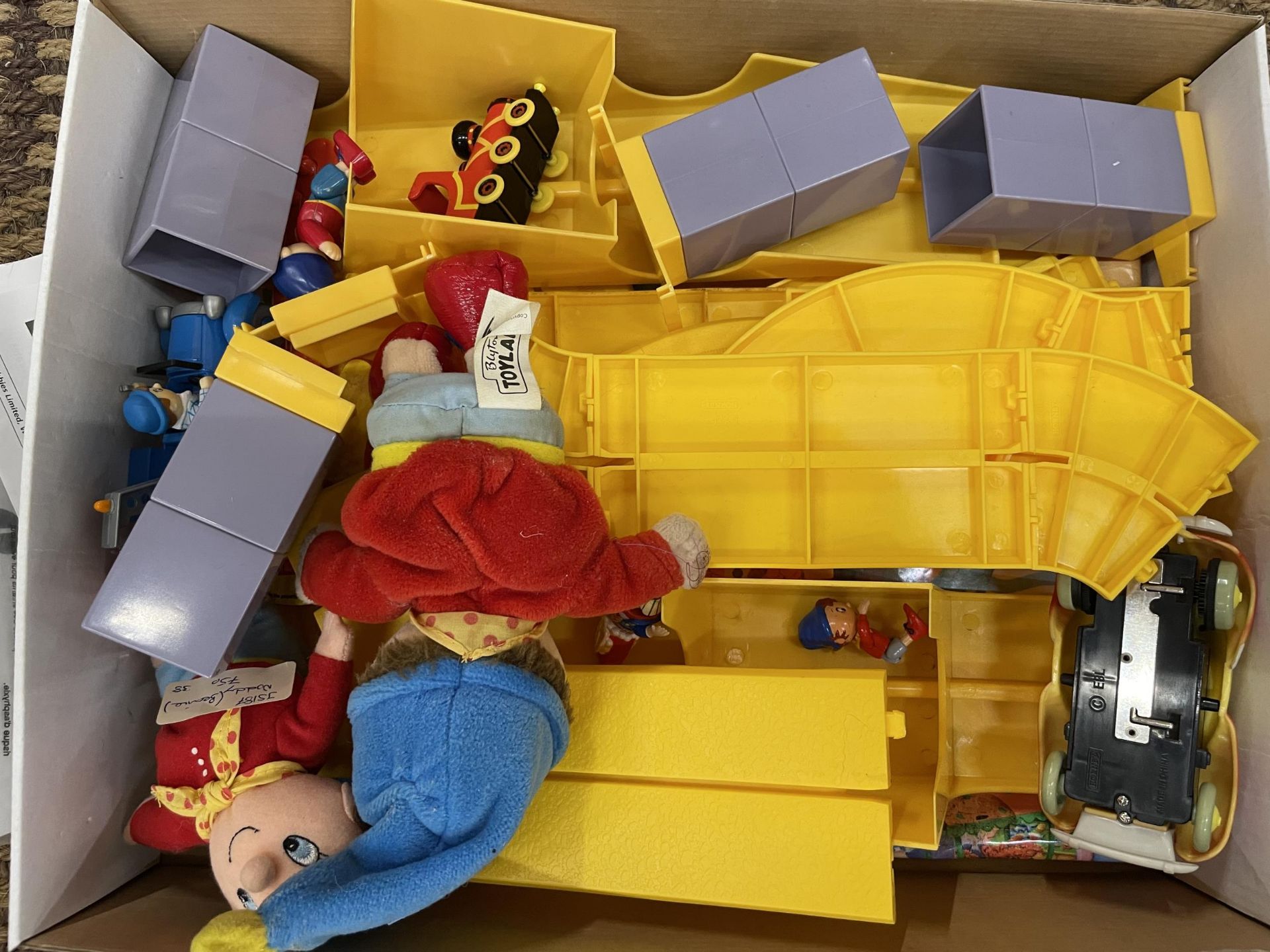 TWO BOXED NODDY ITEMS TO INCLUDE TOYLAND PLAYSET AND A VEHICLE SET WITH FIGURINES - Image 4 of 4