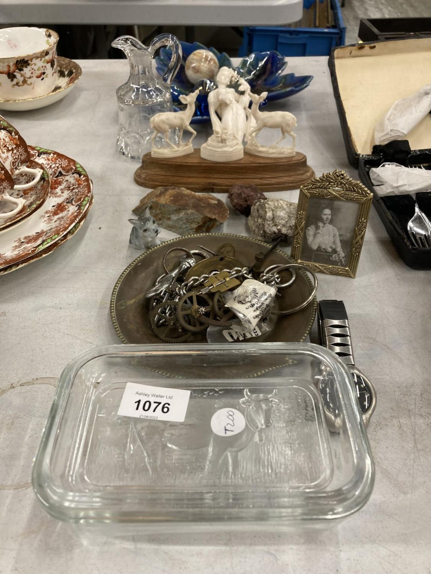 A MIXED LOT TO INCLUDE ANIMAL FIGURES, LEAF DISH ETC