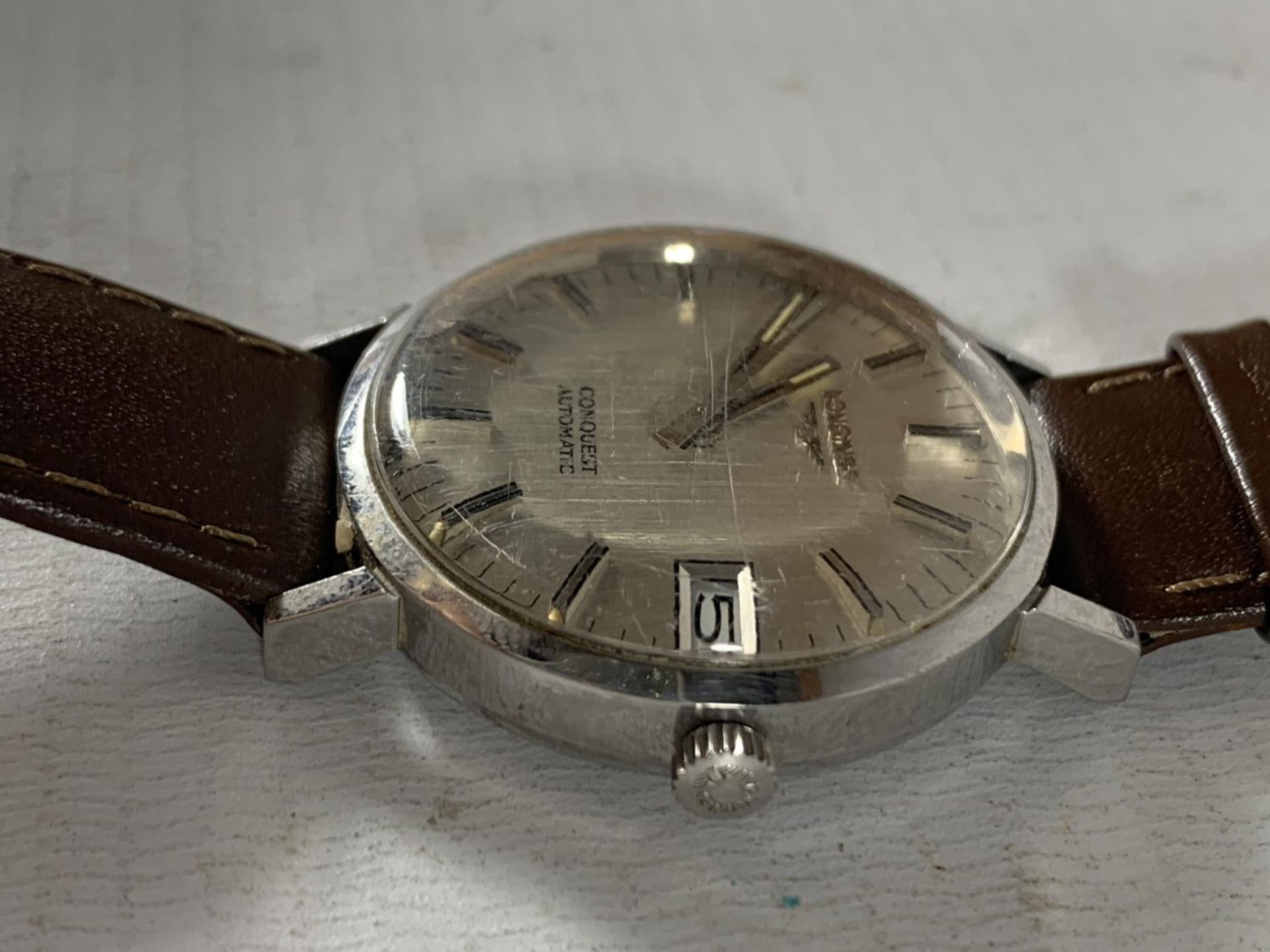 A VINTAGE LONGINES CONQUEST AUTOMATIC WRIST WATCH WITH LEATHER STRAP SEEN WORKING BUT NO WARRANTY - Bild 3 aus 4