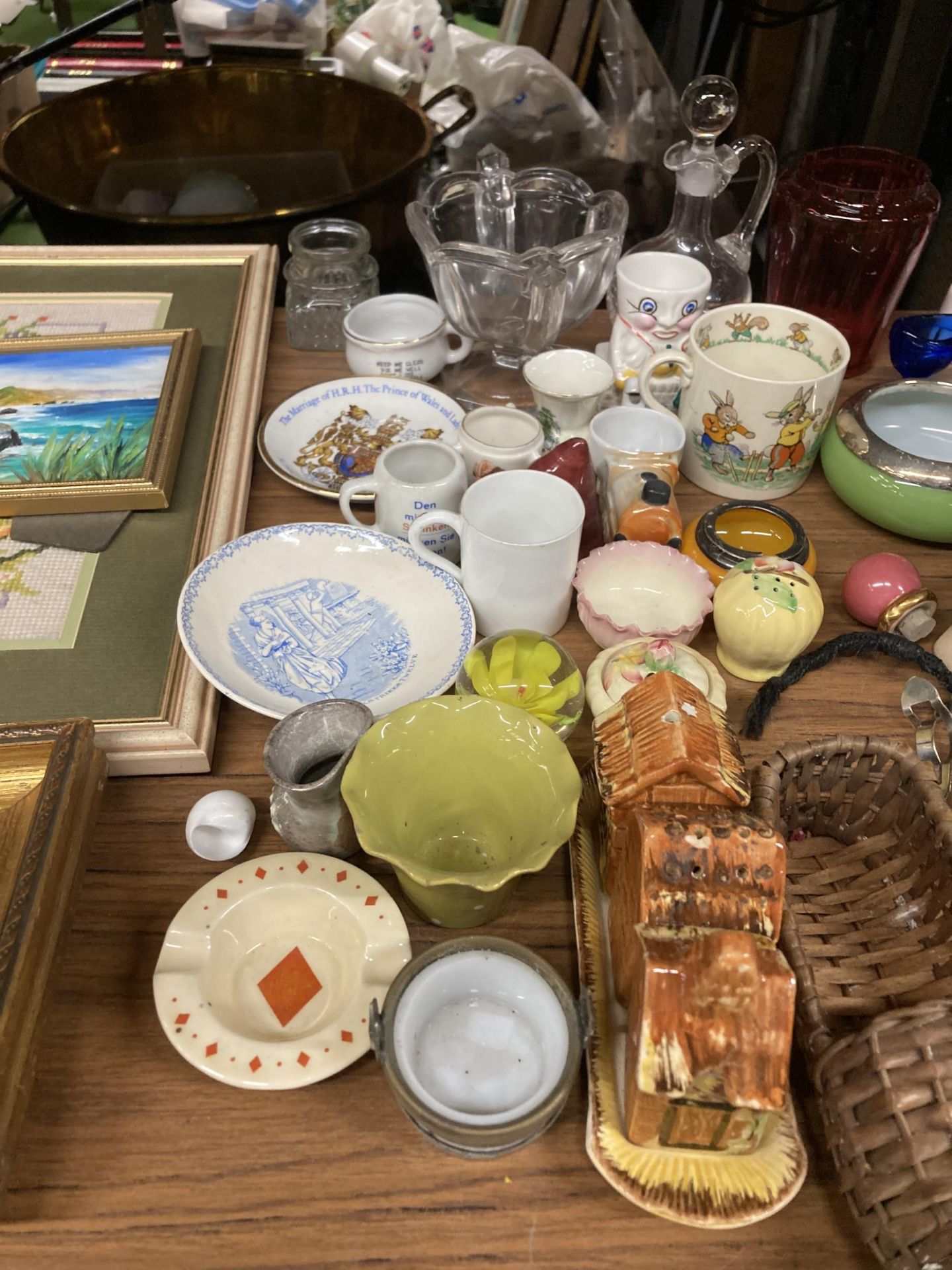 A LARGE MIXED LOT TO INCLUDE CERAMICS, GLASSWARE, ETC - Image 2 of 5