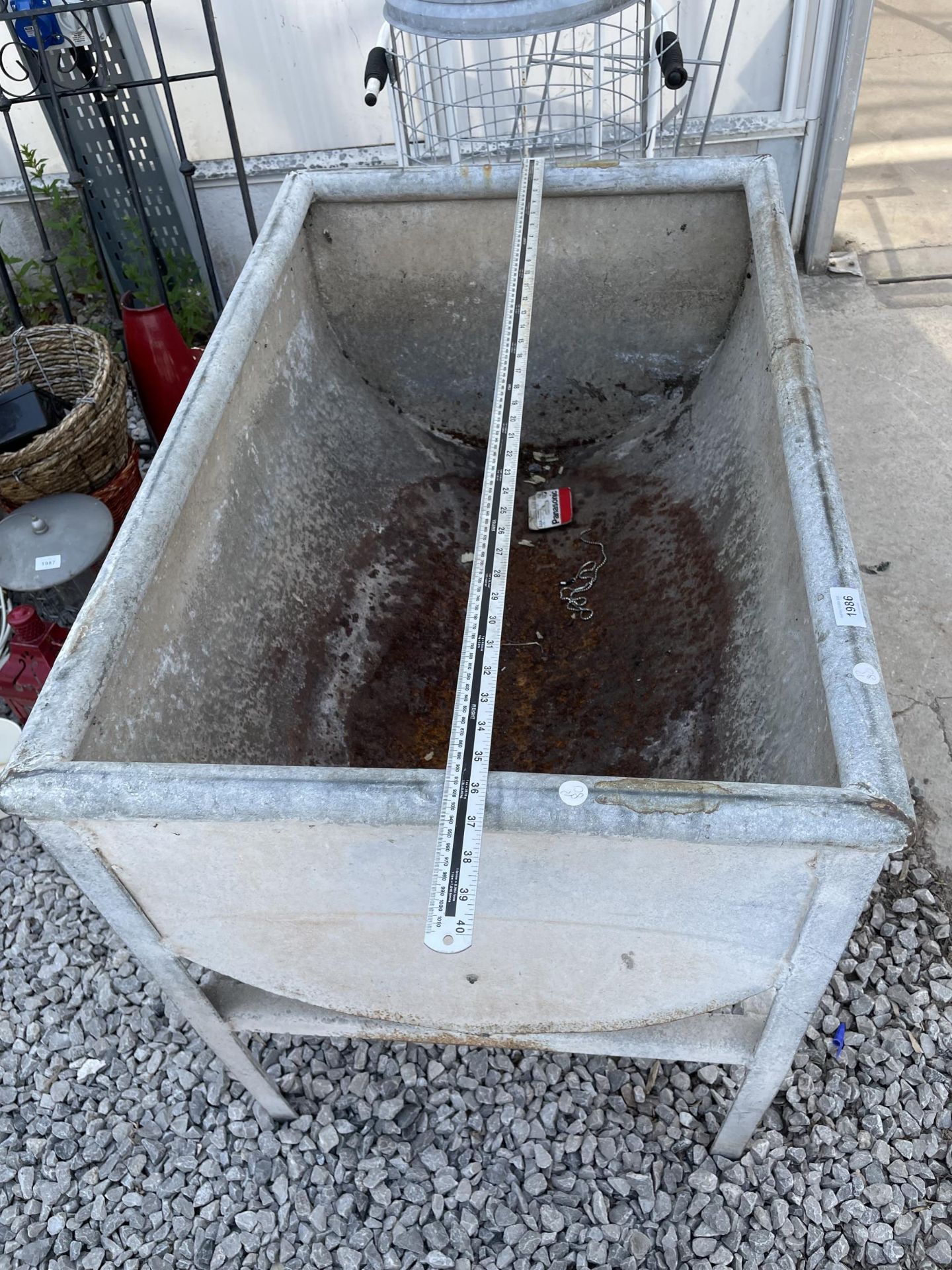 A LARGE GALVANISED WASH TROUGH ON STAND - Image 2 of 4