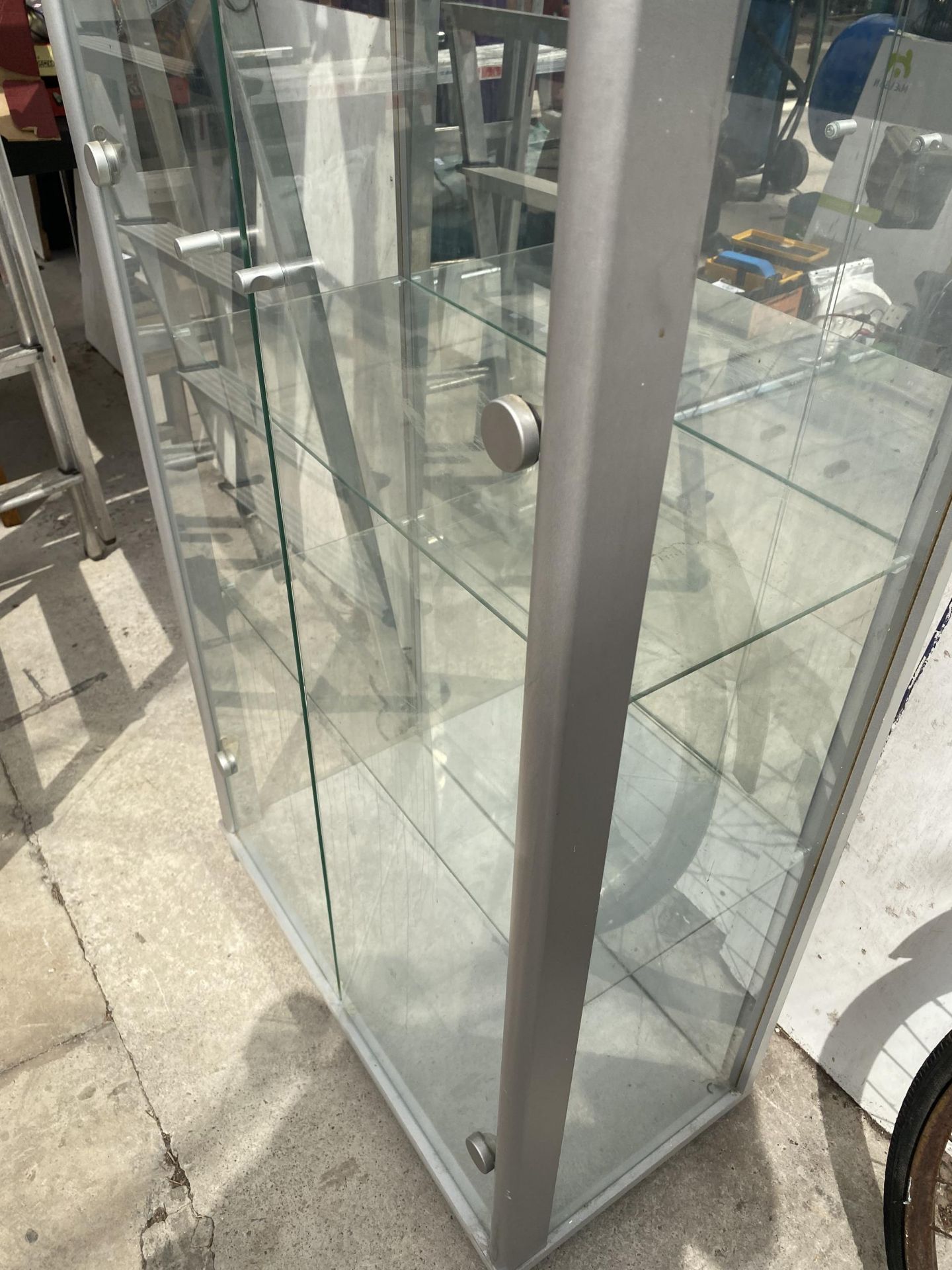 A GLASS SHOP DISPLAY UNIT WITH INTERNAL GLASS SHELVES - Bild 3 aus 3