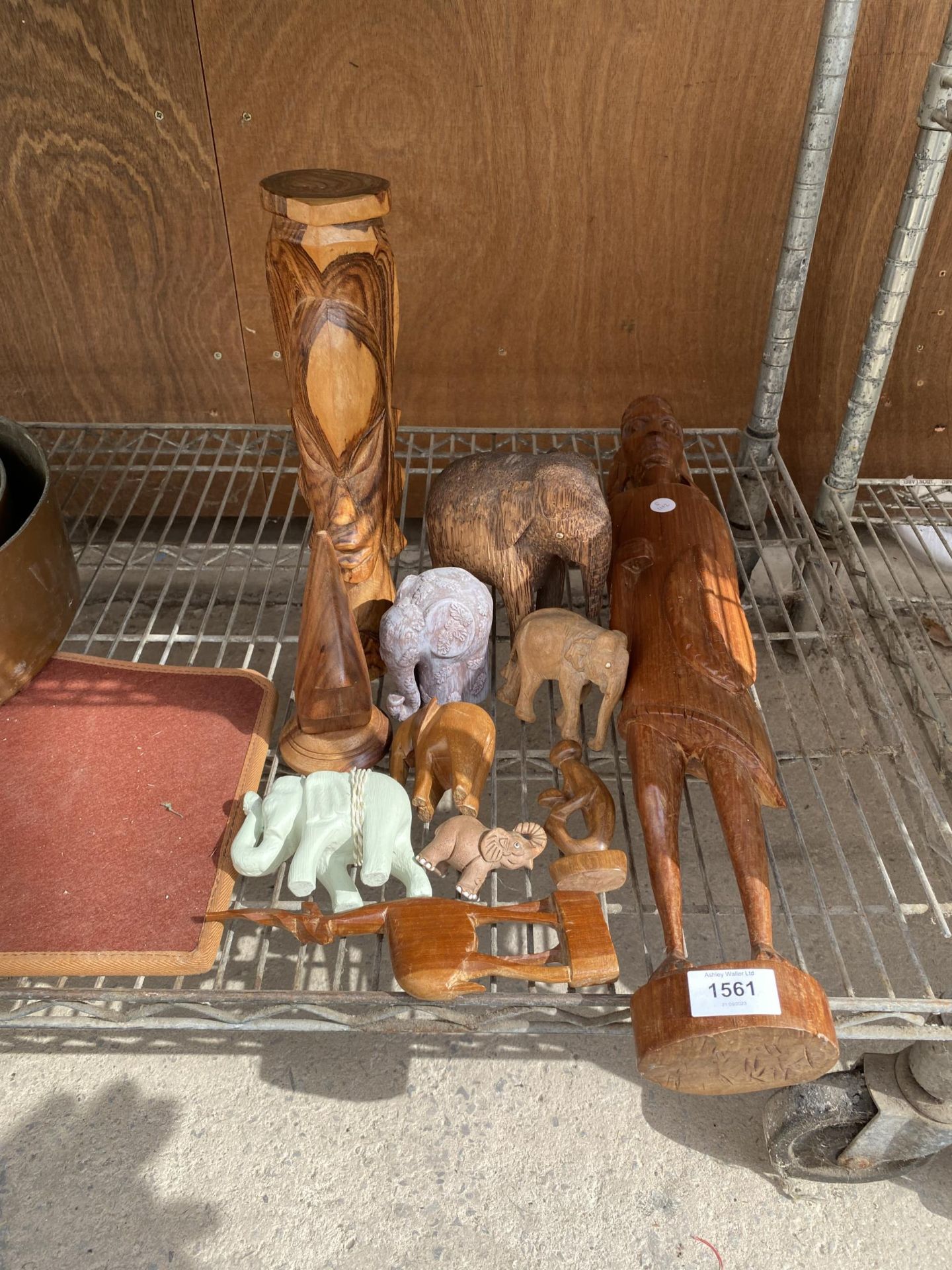 AN ASSORTMENT OF TREEN ITEMS TO INCLUDE ELEPHANT FIGURES ETC