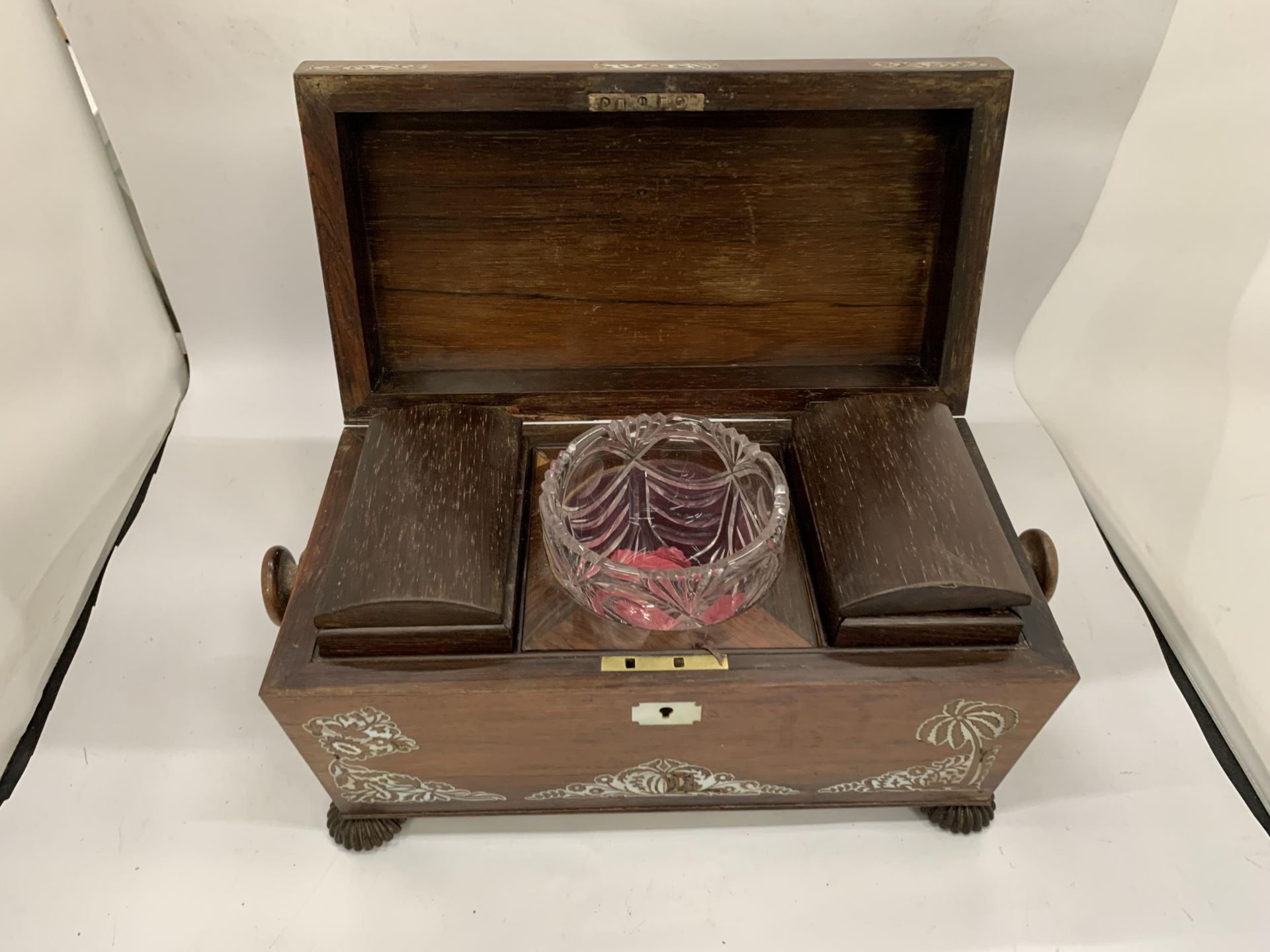 AN ANTIQUE ROSEWOOD AND MOTHER OF PEARL TEA CADDY WITH TWO INNER COMPARTMENTS AND CUT GLASS BOWL - Image 4 of 5