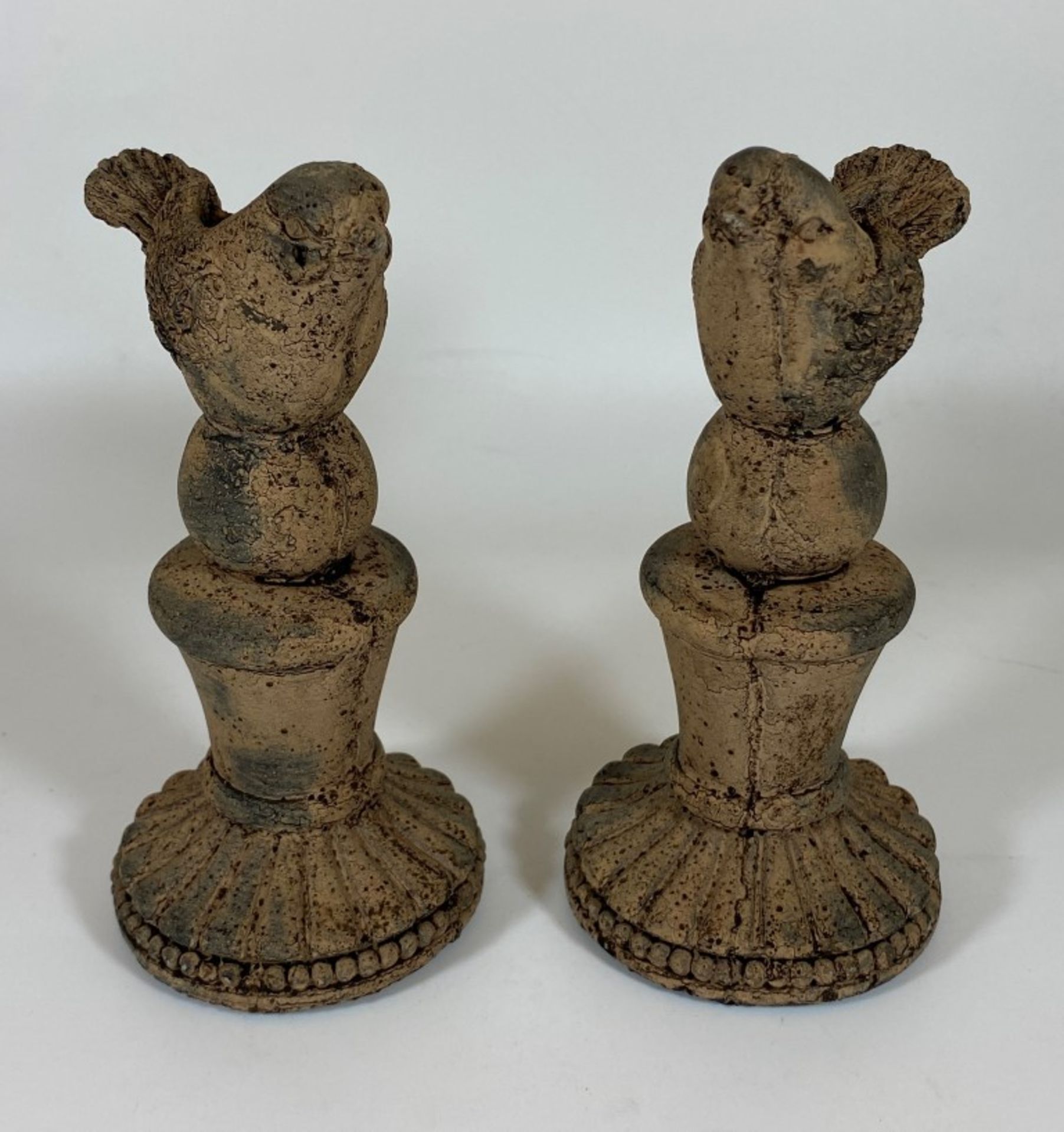 A PAIR OF DECORATIVE STONE BIRD FIGURES ON BASES, HEIGHT 16.5CM - Image 2 of 7