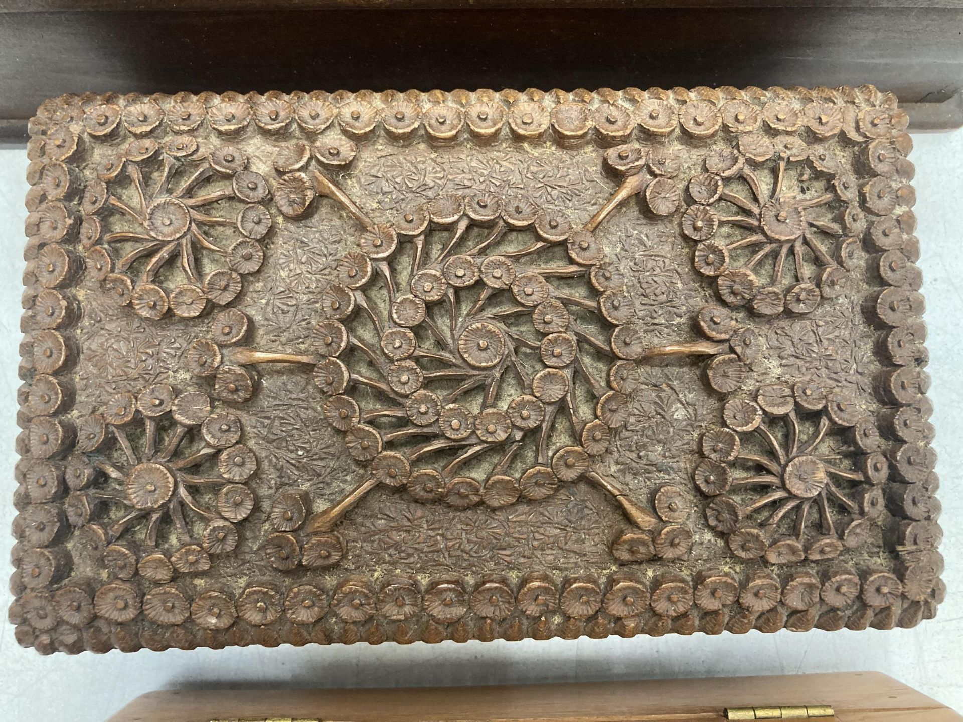 A GROUP OF FIVE VINTAGE BOXES TO INCLUDE CARVED MIDDLE EASTERN EXAMPLE ETC - Image 4 of 4