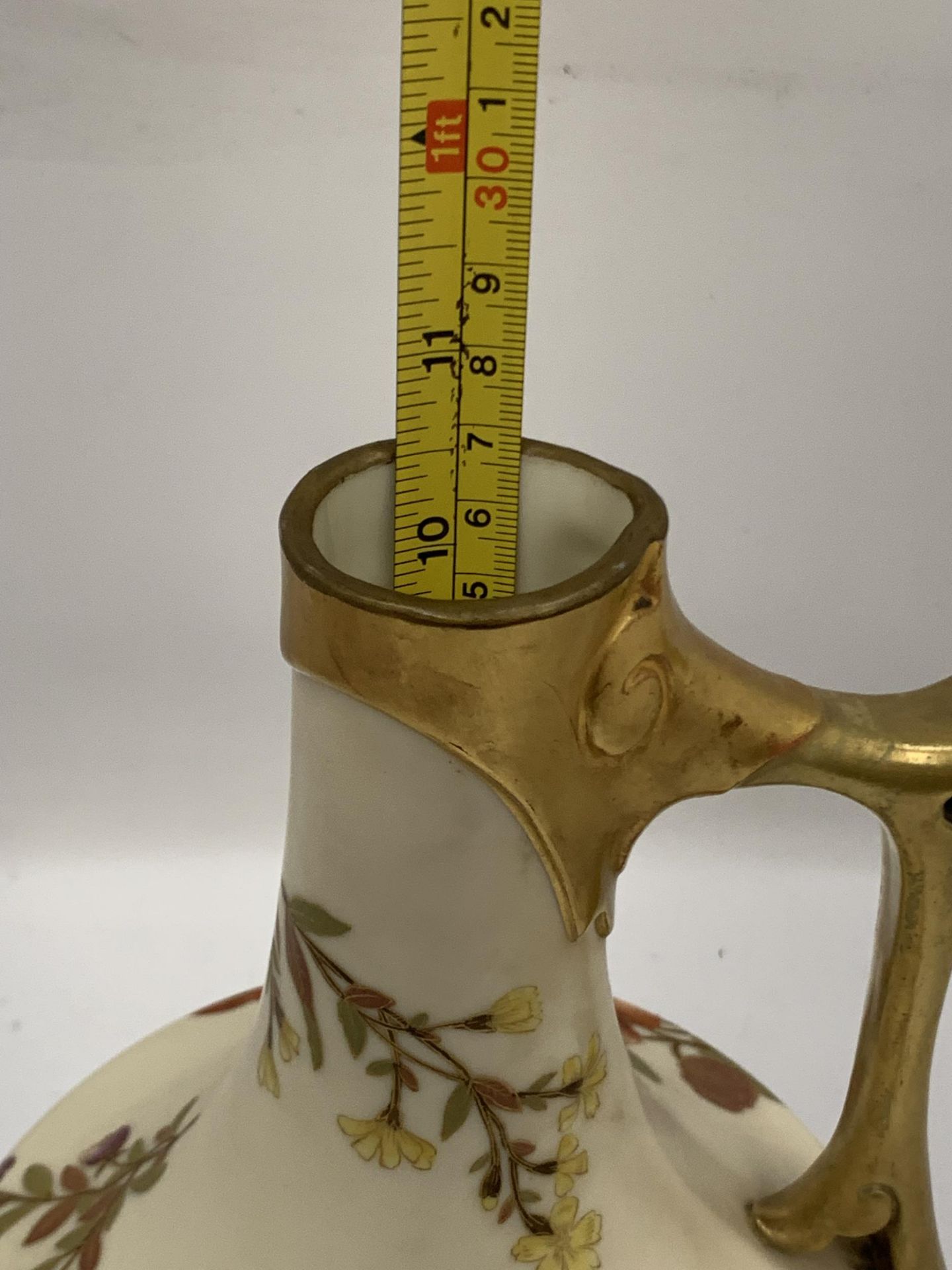 A ROYAL WORCESTER BLUSH IVORY HAND PAINTED JUG, HEIGHT 27CM - Image 4 of 4