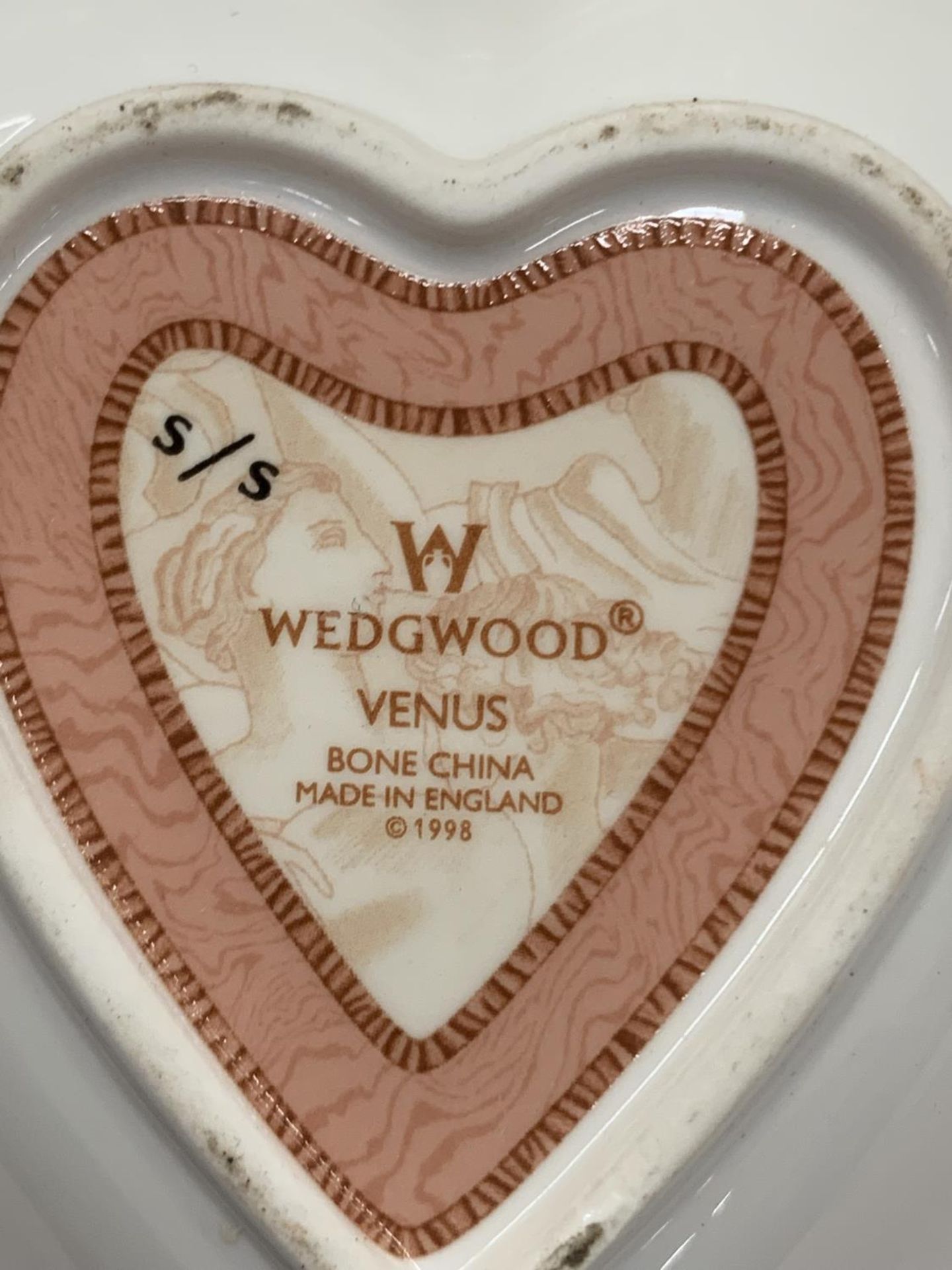A QUANTITY OF WEDGWOOD 'VENUS' TO INCLUDE A PHOTO FRAME, TRINKET BOX AND DISH AND A RECTANGULAR - Image 3 of 3