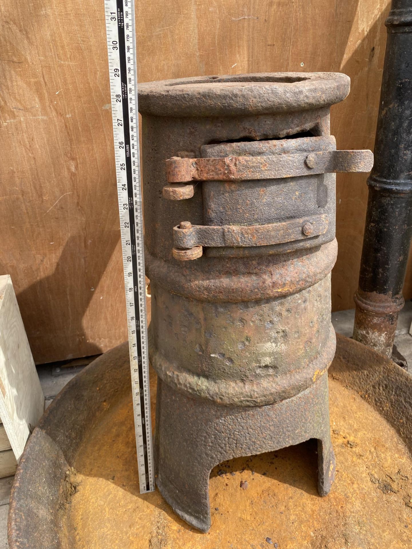 AN ORIGIANL CAST IRON CAB STOVE BURNER WITH BASE - Image 2 of 5