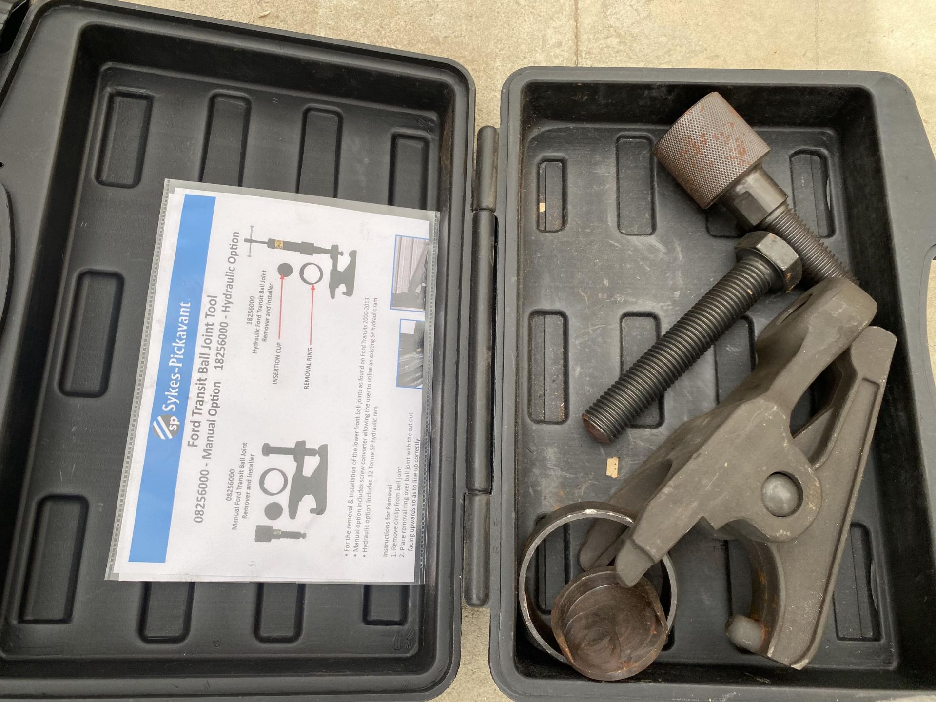 AN ASSORTMENT OF TOOLS TO INCLUDE A FORD TRANSIT BALL JOINT TOOL - Image 4 of 4