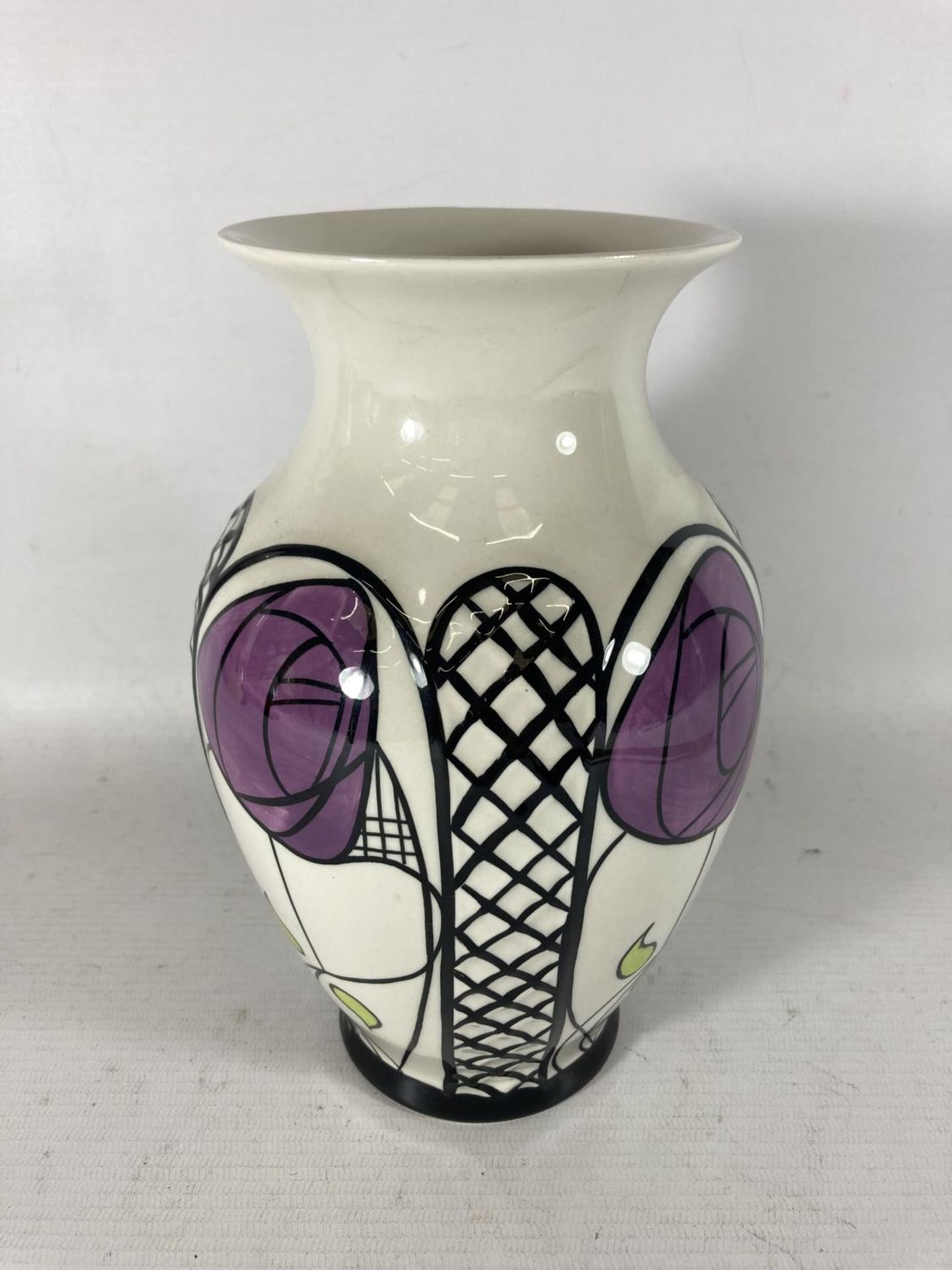 A HANDPAINTED AND SIGNED LORNA BAILEY VASE CHARLES RENNIE MACKINTOSH PATTERN HEIGHT 20CM