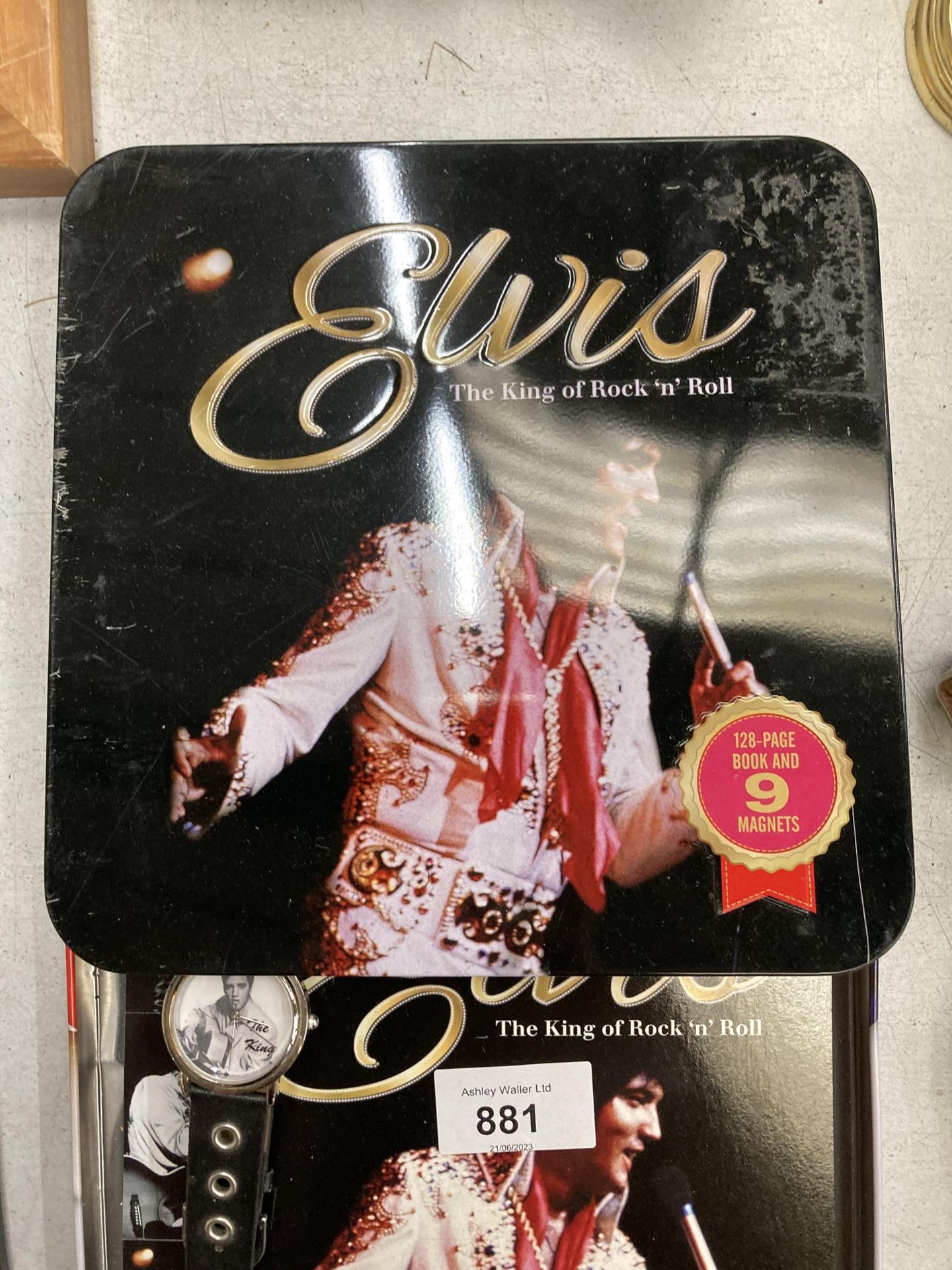 AN ELVIS WRISTWATCH PLUS A BOOK AND MAGNETS IN A PRESENTATION TIN - Bild 2 aus 3