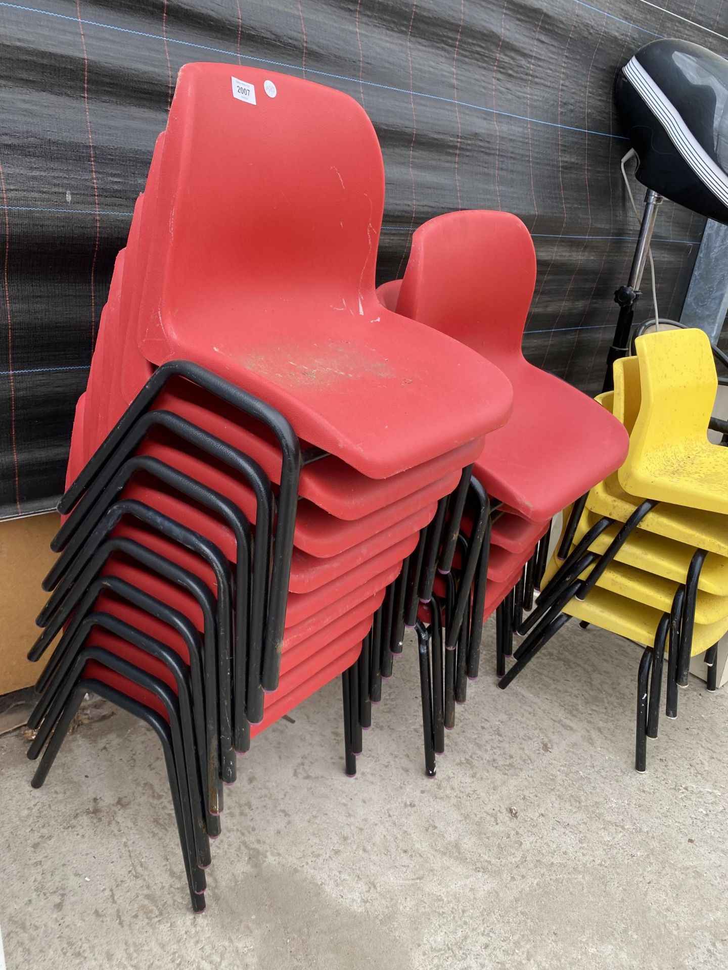 A LARGE QUANTITY OF CHILDRENS STACKING CHAIRS - Bild 2 aus 3