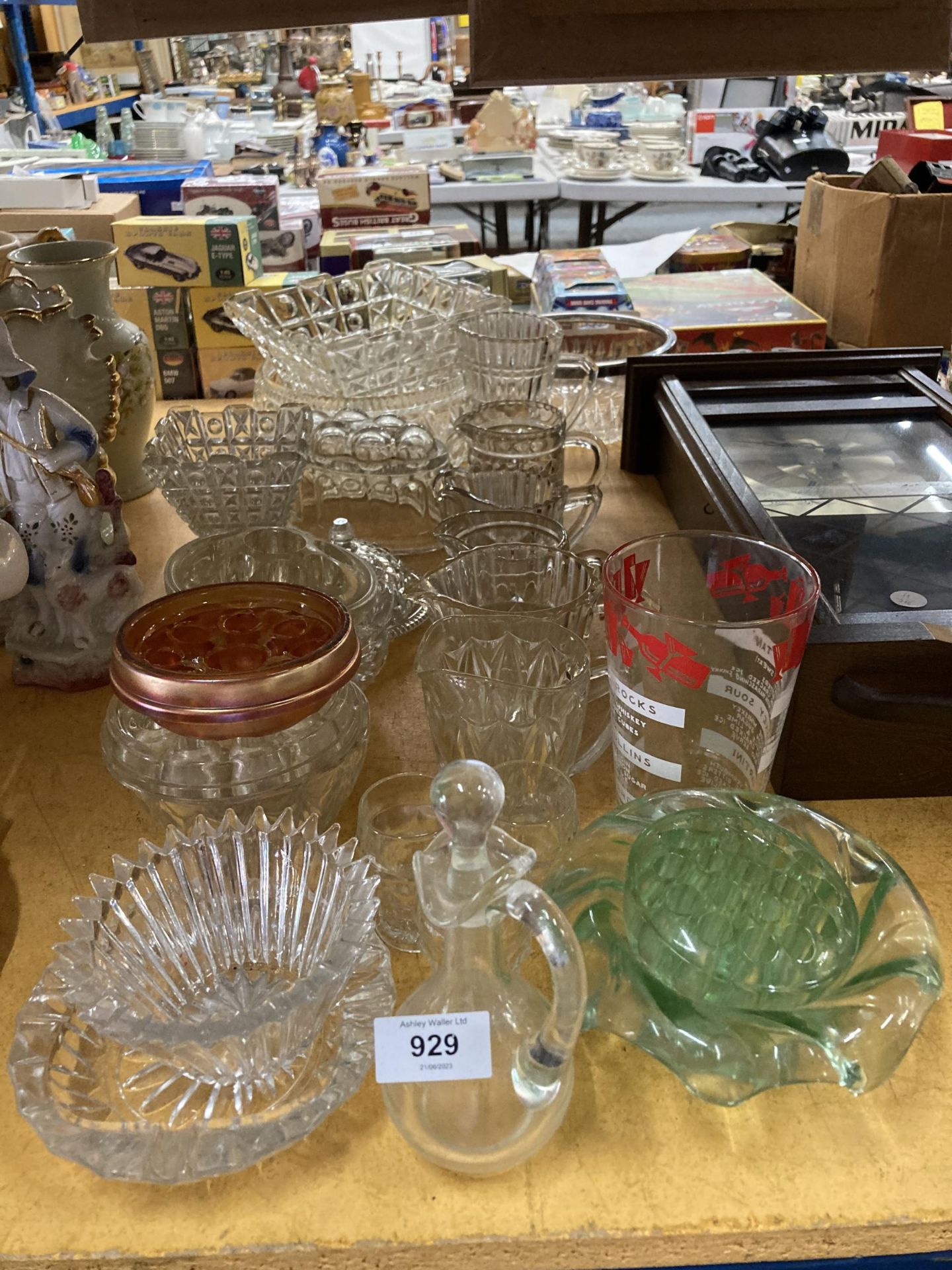 A LARGE QUANTITY OF VINTAGE GLASSWARE TO INCLUDE BOWLS, JUGS, A JELLY MOULD, ETC