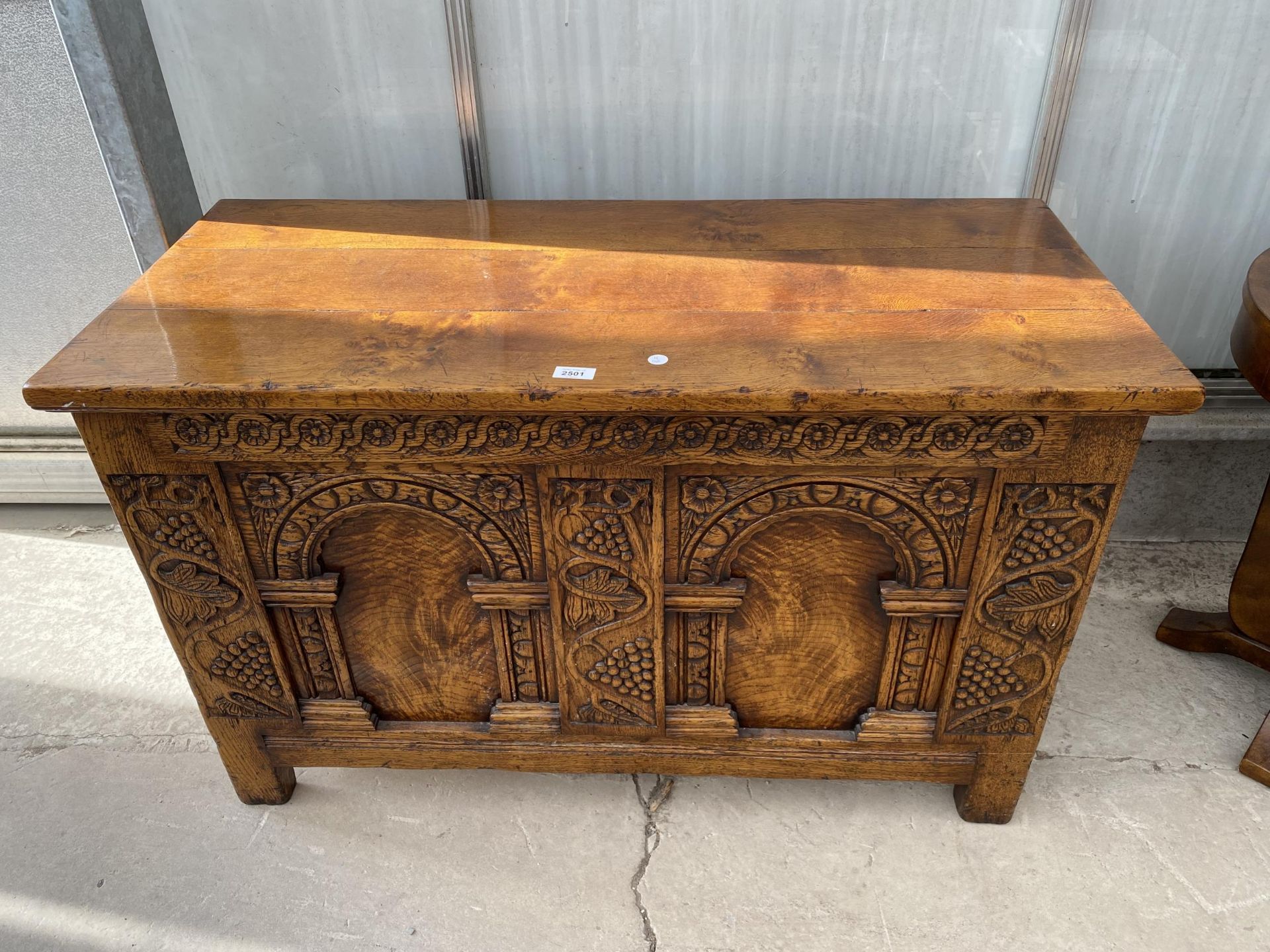 AN 18TH CENTURY STYLE OAK RUG/BLANKET CHEST WITH CARVED FRONT PANELS AND DROP-IN SLIDING TRAY, 42"