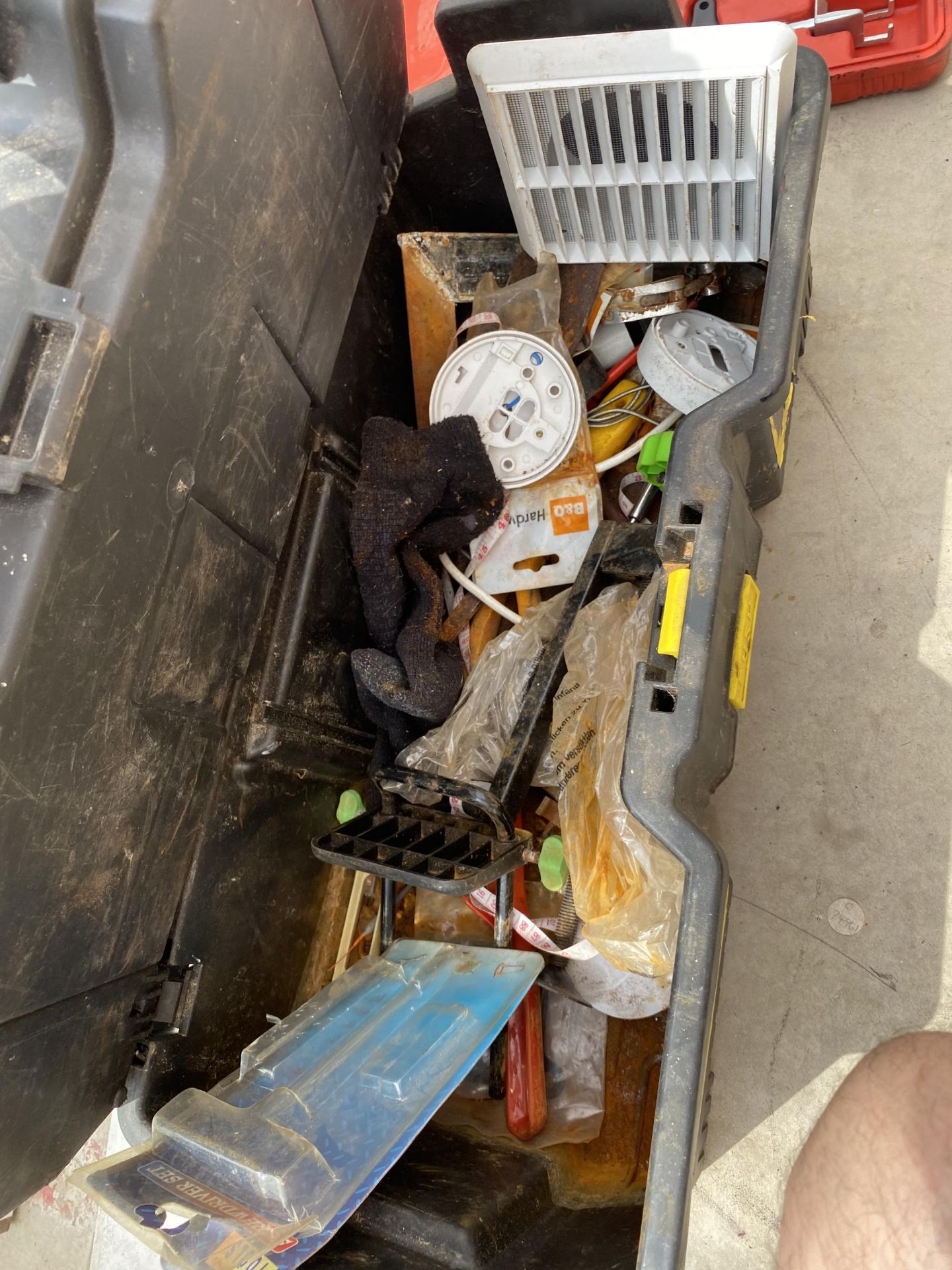 A PLASTIC STANLEY TOOL BOX CONTAINING AN ASSORTMENT OF HARDWARE TO INCLUDE SCREWS ETC - Image 3 of 3