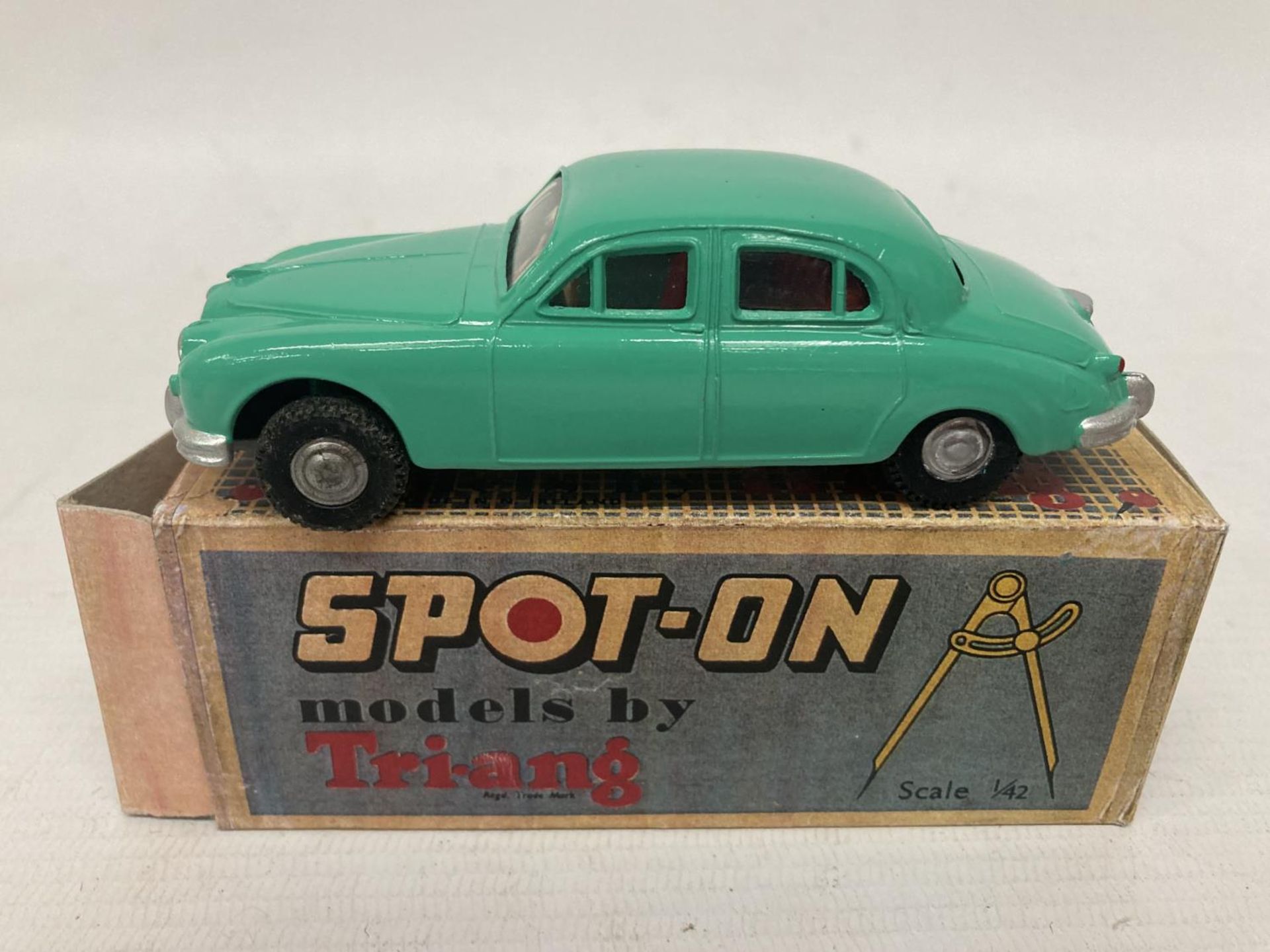 THREE SPOT-ON BOXED MODELS TO INCLUDE A MORRIS MINOR 1000 (NO 289), A JAGUAR S-TYPE (NO 276) AND A - Image 4 of 4