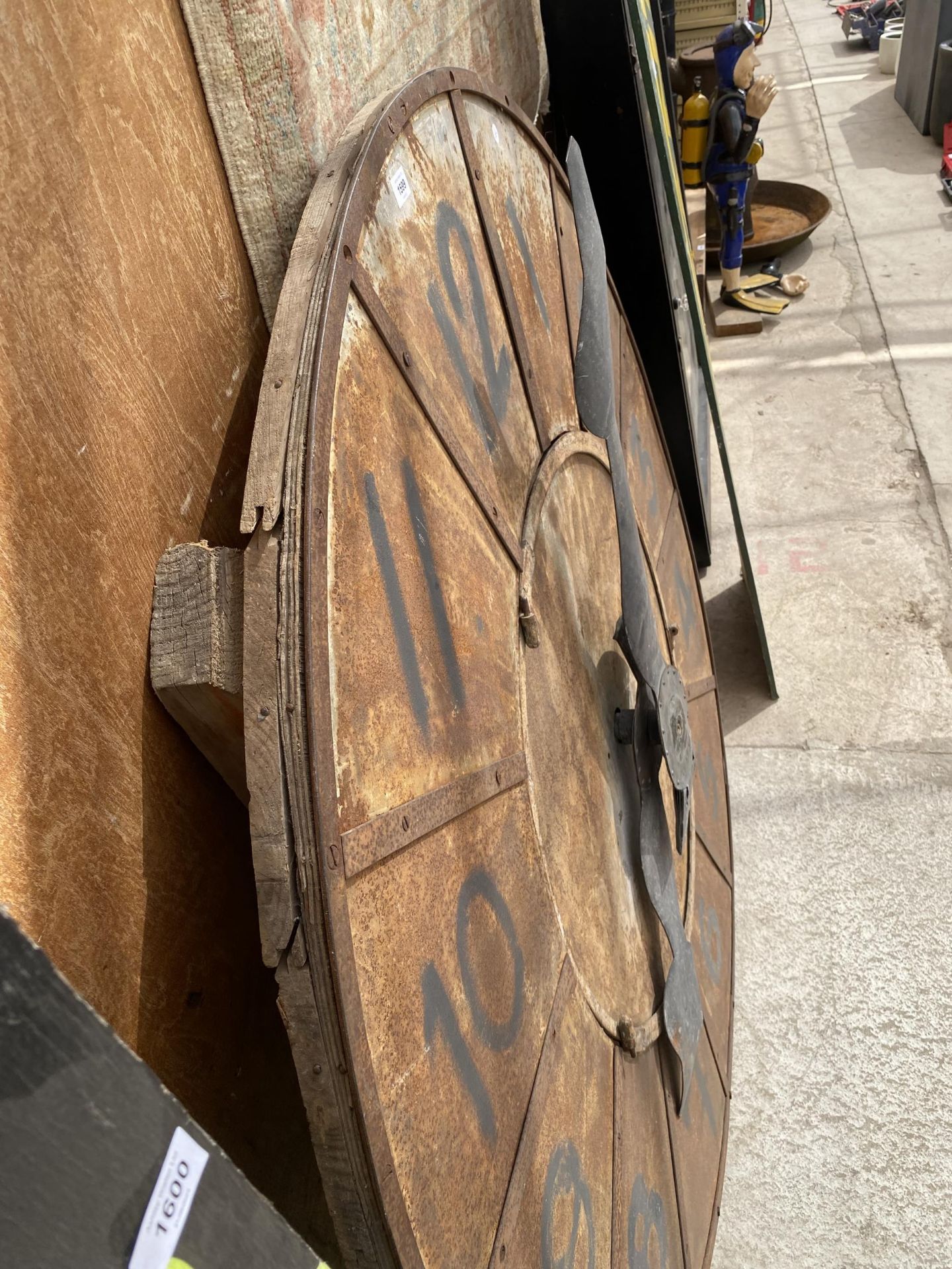 A VINTAGE METAL AND WOODEN LARGE FRENCH CLOCK COMPLETE WITH WORKINGS - Image 4 of 4