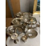 A QUANTITY OF E. P. N. S. ITEMAS TO INCLUDE CANDLESTICKS, BOWLS, TRAYS, ETC