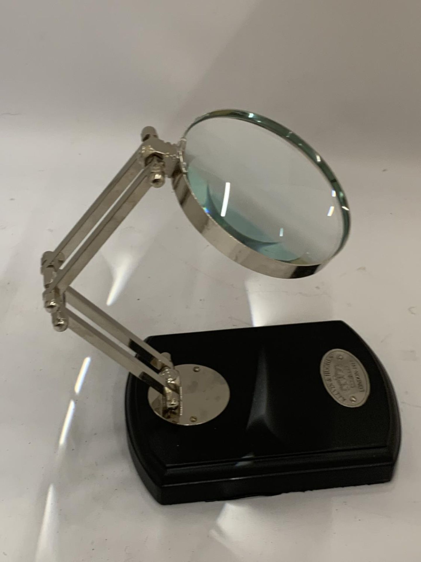 A BRASS MAGNIFYING GLASS ON A WOODEN BASE - Image 3 of 3