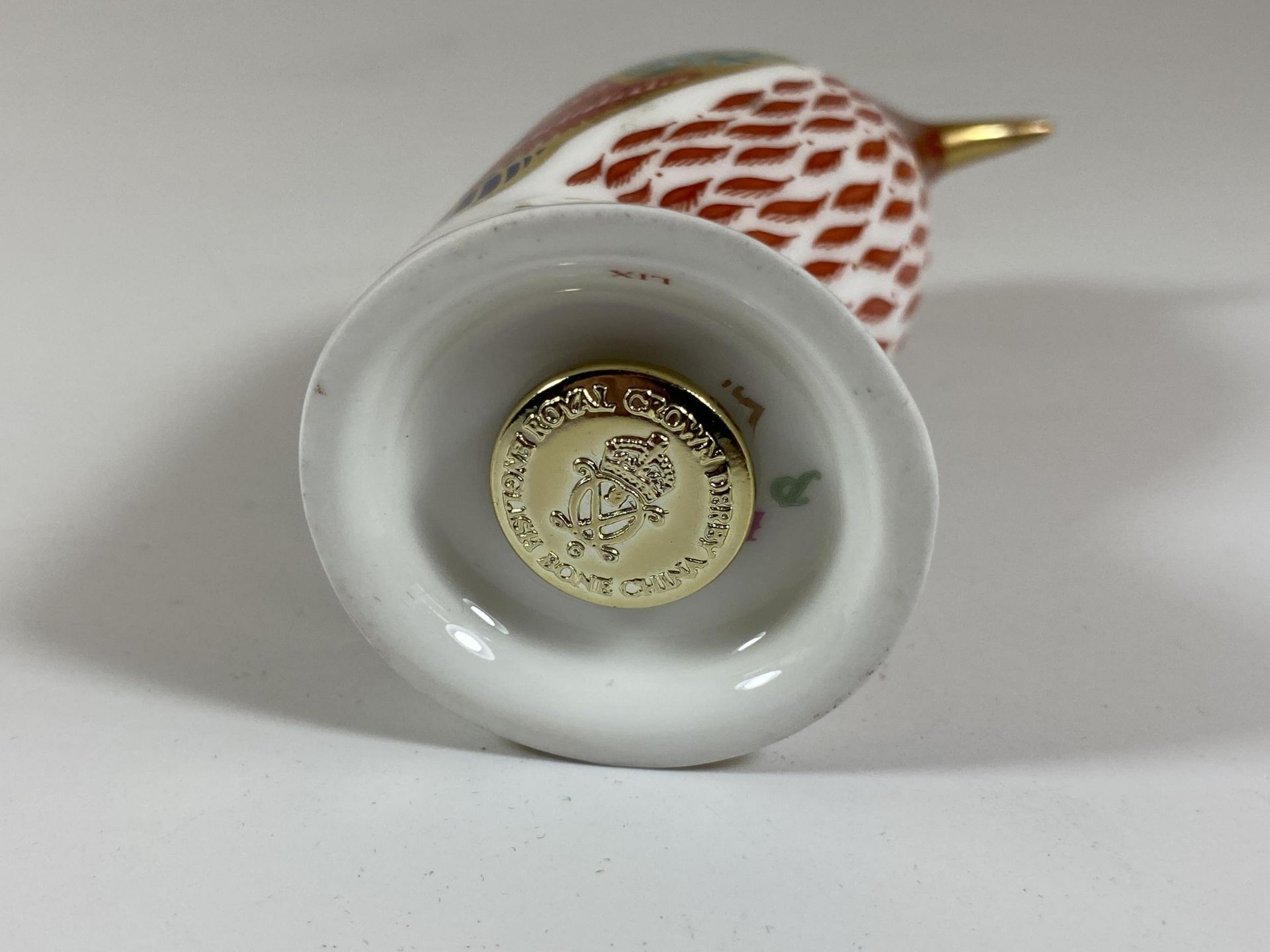 A ROYAL CROWN DERBY KINGFISHER PAPERWEIGHT WITH GOLD STOPPER - Image 4 of 4