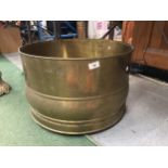 A VERY LARGE BRASS LOG/COAL BUCKET DIAMETER 55CM, HEIGHT 35CM