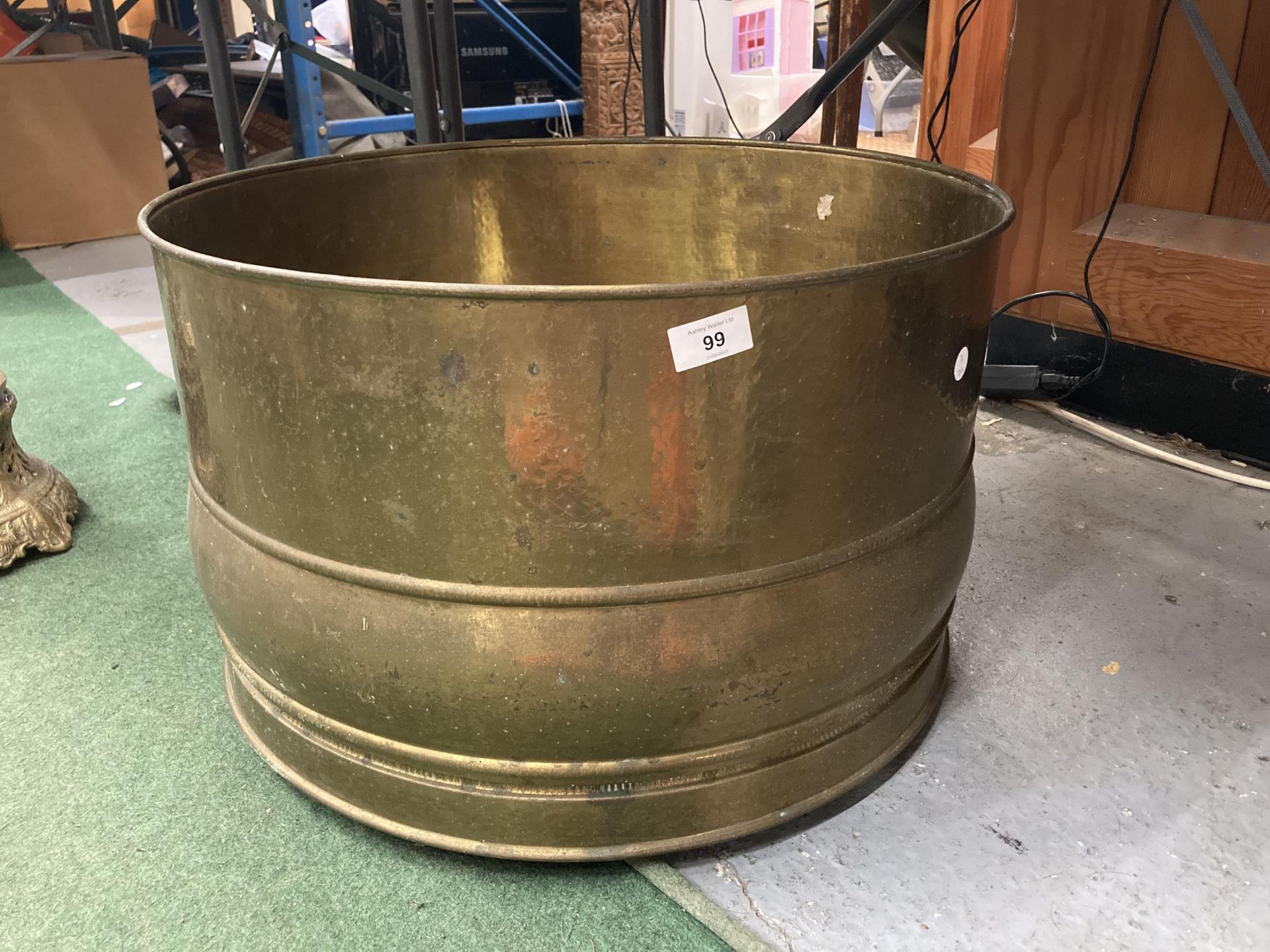 A VERY LARGE BRASS LOG/COAL BUCKET DIAMETER 55CM, HEIGHT 35CM