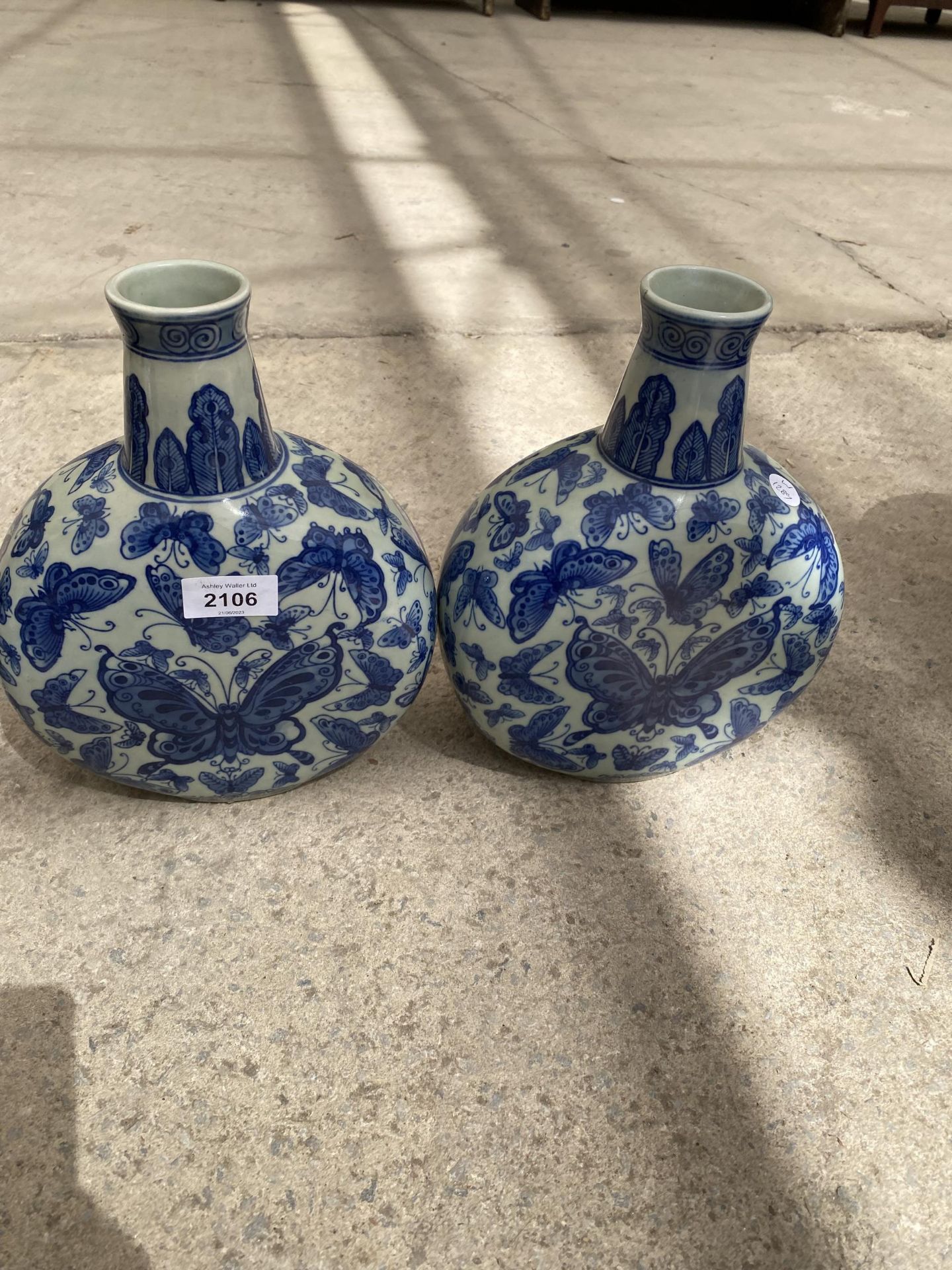 A PAIR OF ORIENTAL BLUE AND WHITE VASES