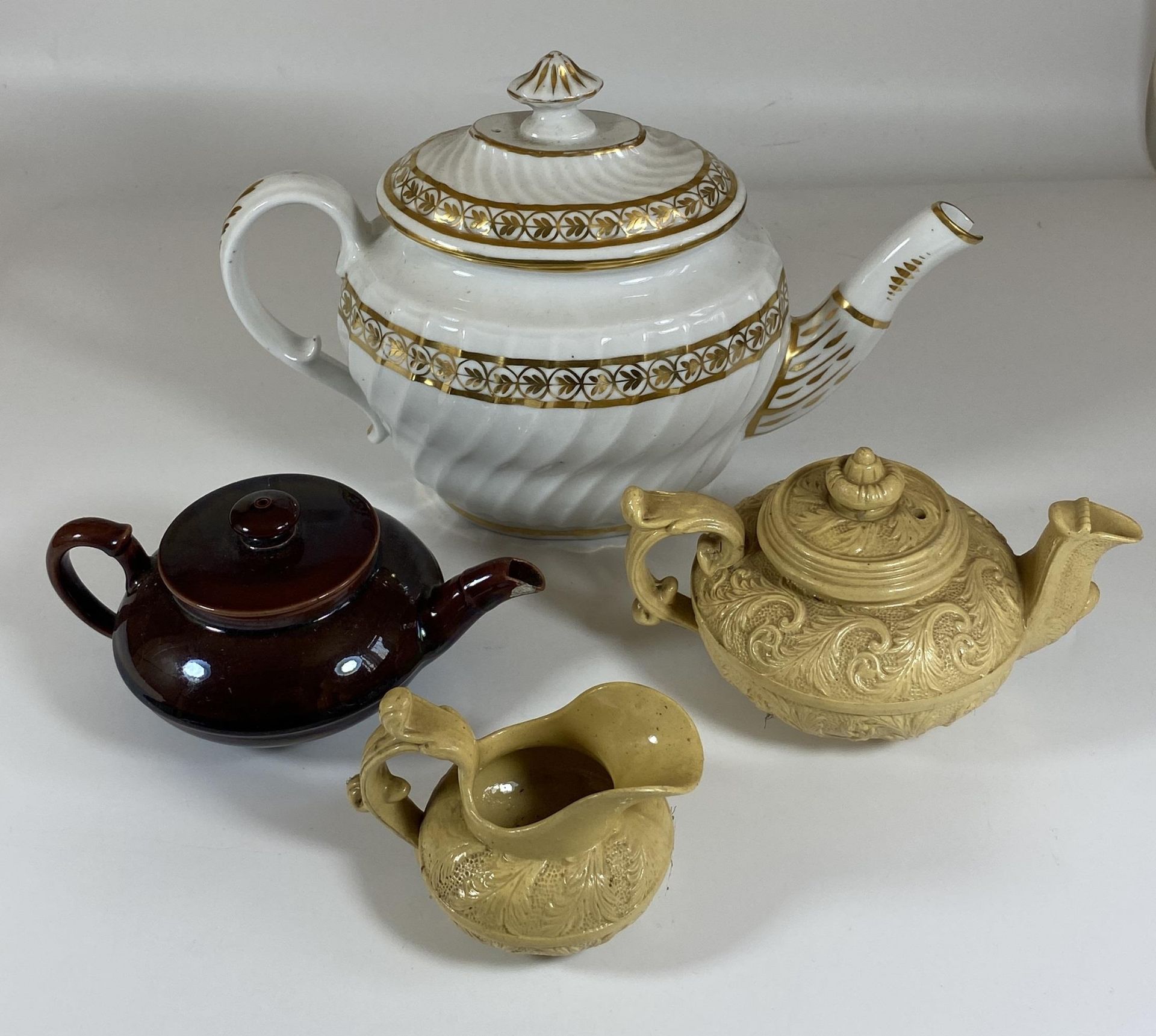 A COLLECTION OF 19TH CENTURY AND LATER TEAPOTS TO INCLUDE WEDGWOOD TREACLE GLAZE SMALL EXAMPLE ETC
