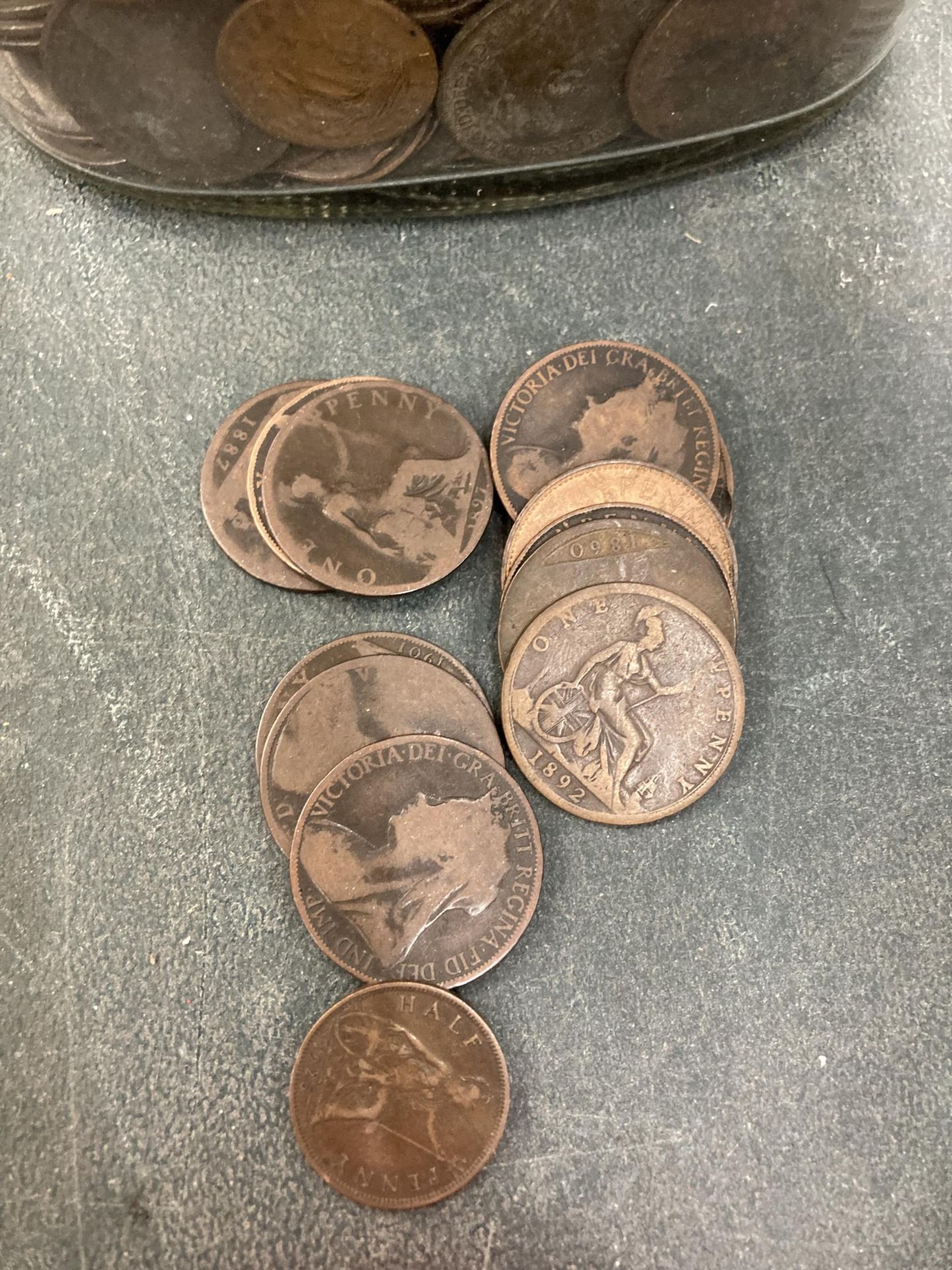 A LARGE VINTAGE SWEET JAR FILLED WITH PRE-DECIMAL PENNIES, HA'PENNIES, ETC - Image 3 of 3